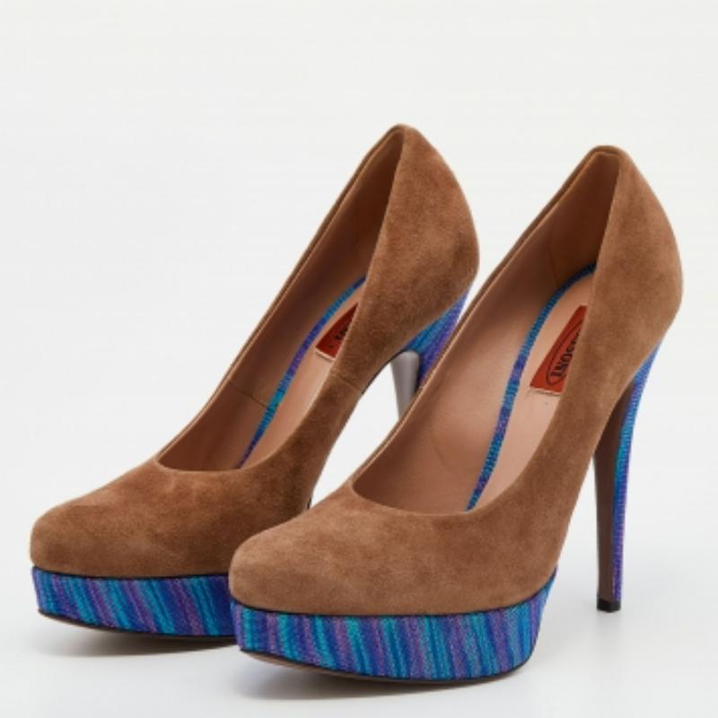 A classic pair of pumps from Missoni to wear with a variety of outfits. Crafted from suede in brown, they come styled with 13.5 cm heels and platforms detailed with knit fabric.