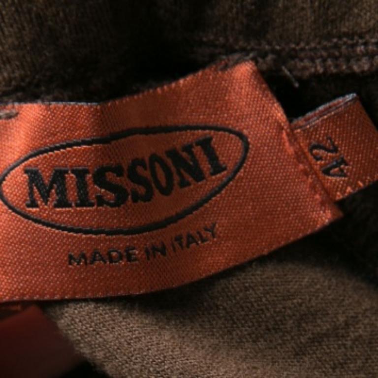 Diese Missoni-Hose wurde mit den perfekten Stildetails wie dem weiten Bein, dem Gummizug in der Taille und den Taschen entworfen. Die Hose ist aus hochwertigen Stoffen gefertigt und sieht am besten aus, wenn Sie sie mit einem schulterfreien Oberteil