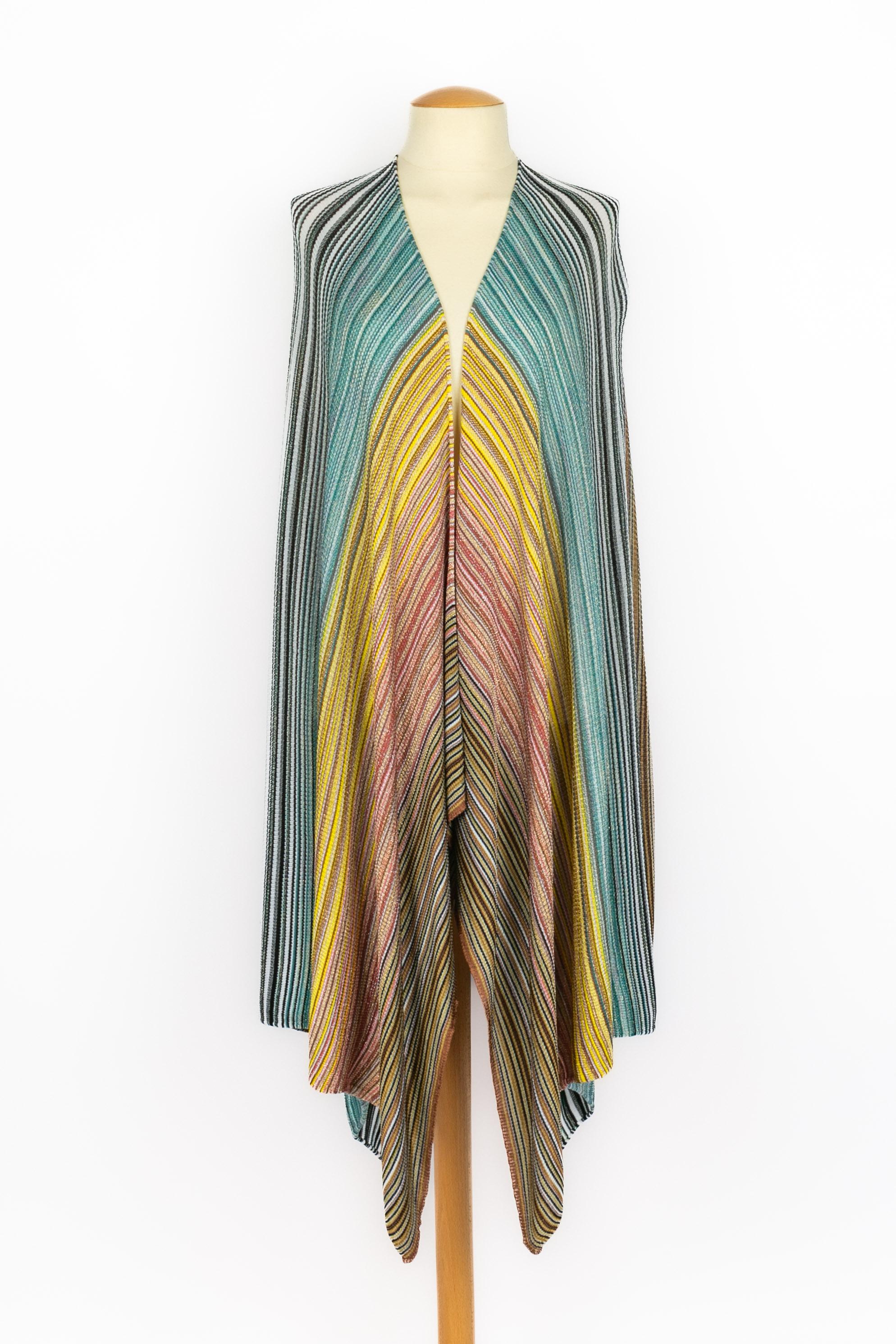 Missoni - (Made in Italy) Cardigan a mantellina in rete multicolore. Manca l'etichetta della taglia, ma si adatta a un 36FR/38FR/40FR/42/44FR.

Condizioni:
Ottime condizioni

Dimensioni:
Lunghezza: 110 cm

SKU:FV202
