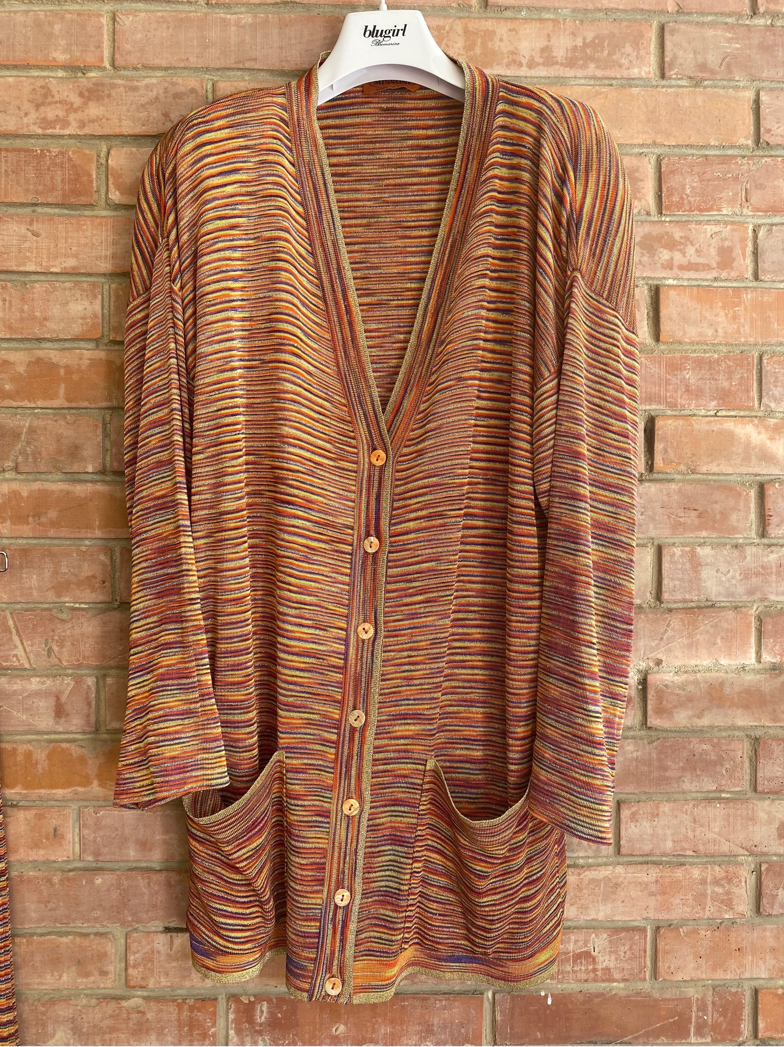 Complete Missoni sweater and knitted skirt
In classic Missoni patterned knit.
Colors in shades of orange and purple.
No label, composition and size, we think it is a M/L. It fits quite well as it is elastic.
Skirt measurements
Life 32
Hips 63
Length