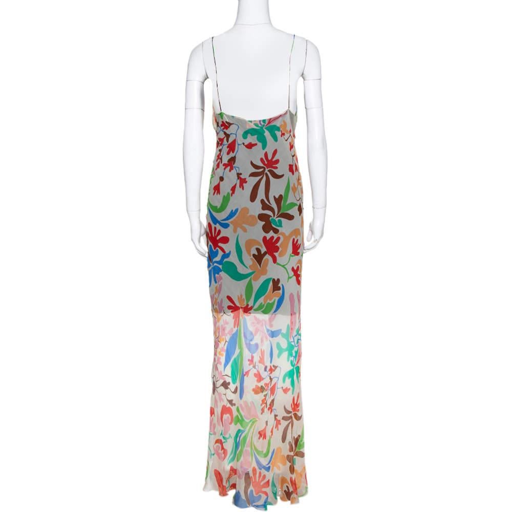 Finely tailored and skillfully designed is this maxi dress from the house of Missoni. The cream creation features a flattering silhouette and is decorated with a lovely floral print all over. It has a deep V-neckline and noodle shoulder straps. It