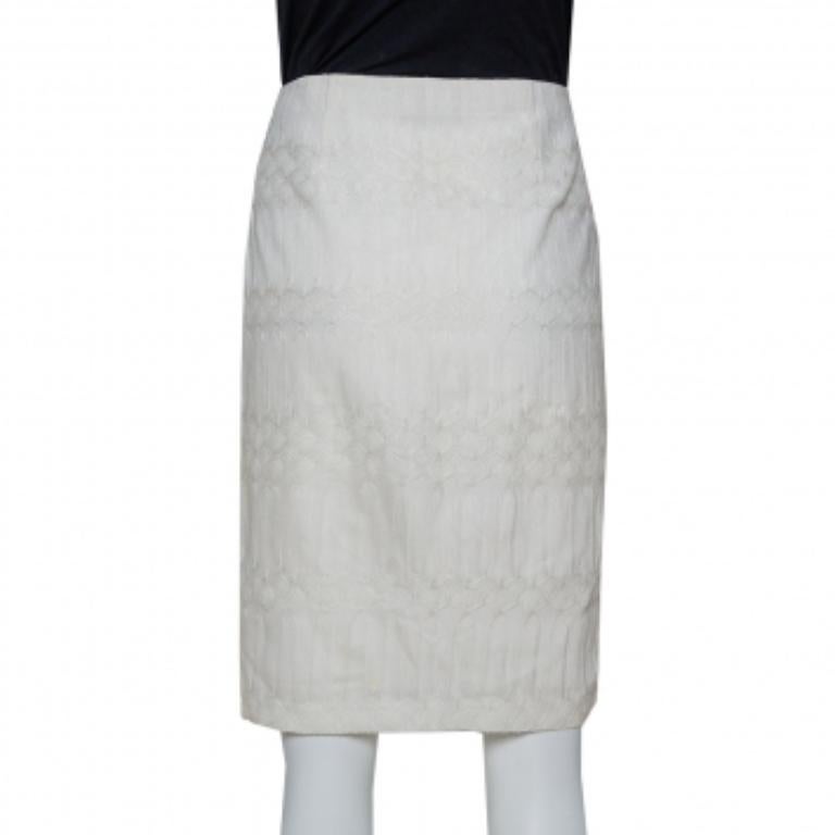 In a sleek, mini cut, this cream-colored skirt is intricately designed with lace for an effortlessly feminine appeal. It is secured with a zipper and will look great with a host of tops.
