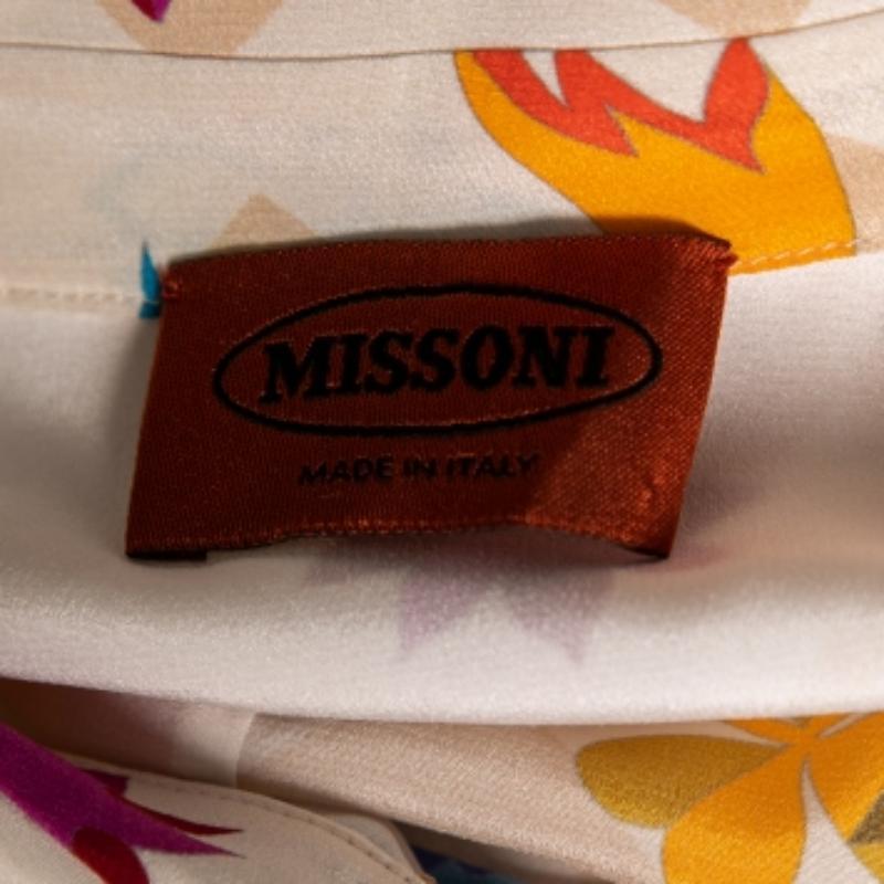Farbenfroh und posiert präsentiert sich dieses Hemd aus dem Hause Missoni! Es wurde aus cremefarbenem, bedrucktem Kreppstoff und Strickborten entworfen. Es hat lange Ärmel und eine Knopfleiste an der Vorderseite. Ergänzen Sie dieses Hemd mit einer
