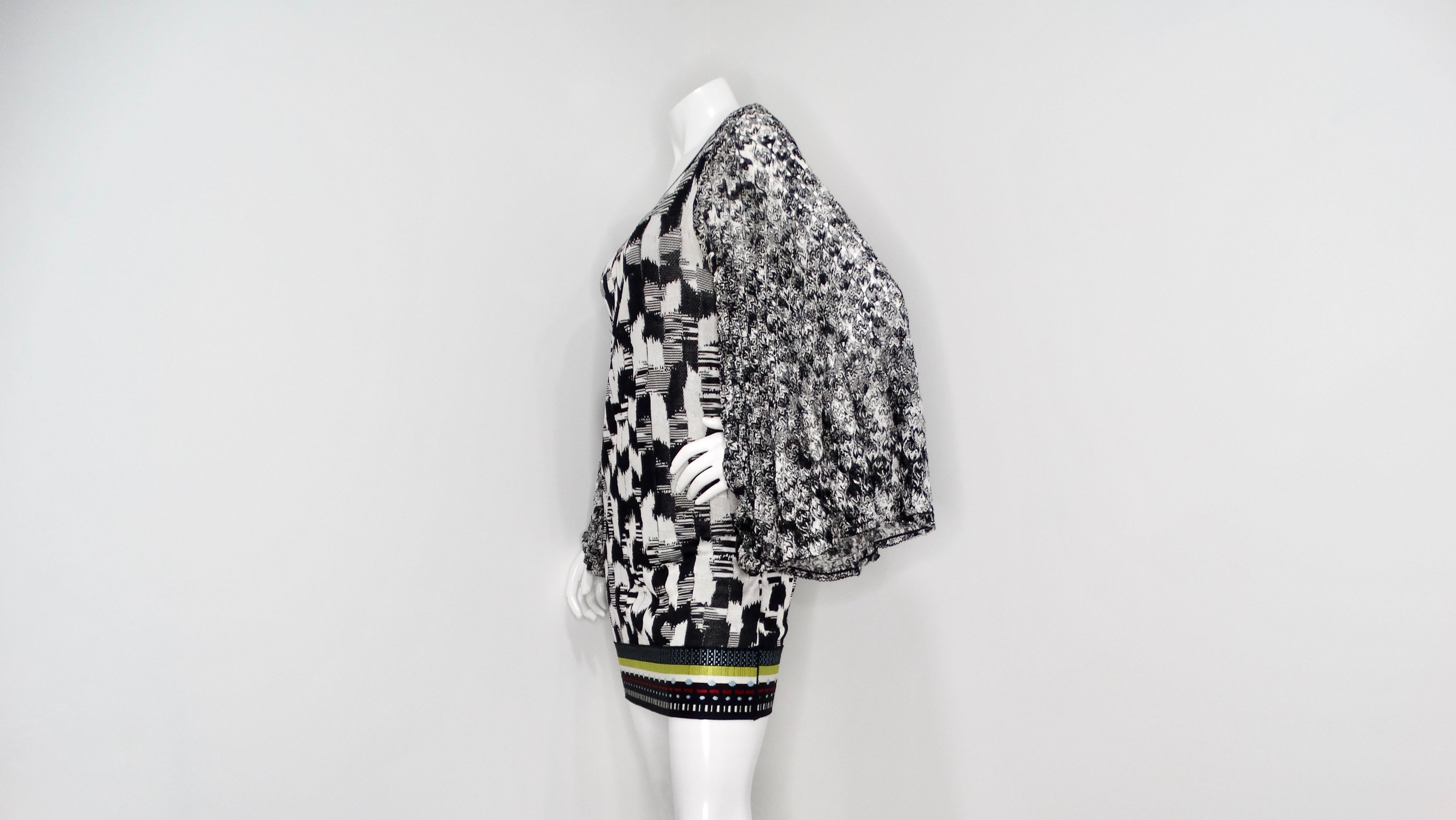 La mini-robe à manches cloche imprimée en crochet de Missoni est un chef-d'œuvre sartorial époustouflant qui allie savoir-faire classique et flair contemporain. Cette robe à motif abstrait noir et blanc présente un style crochet unique, caractérisé
