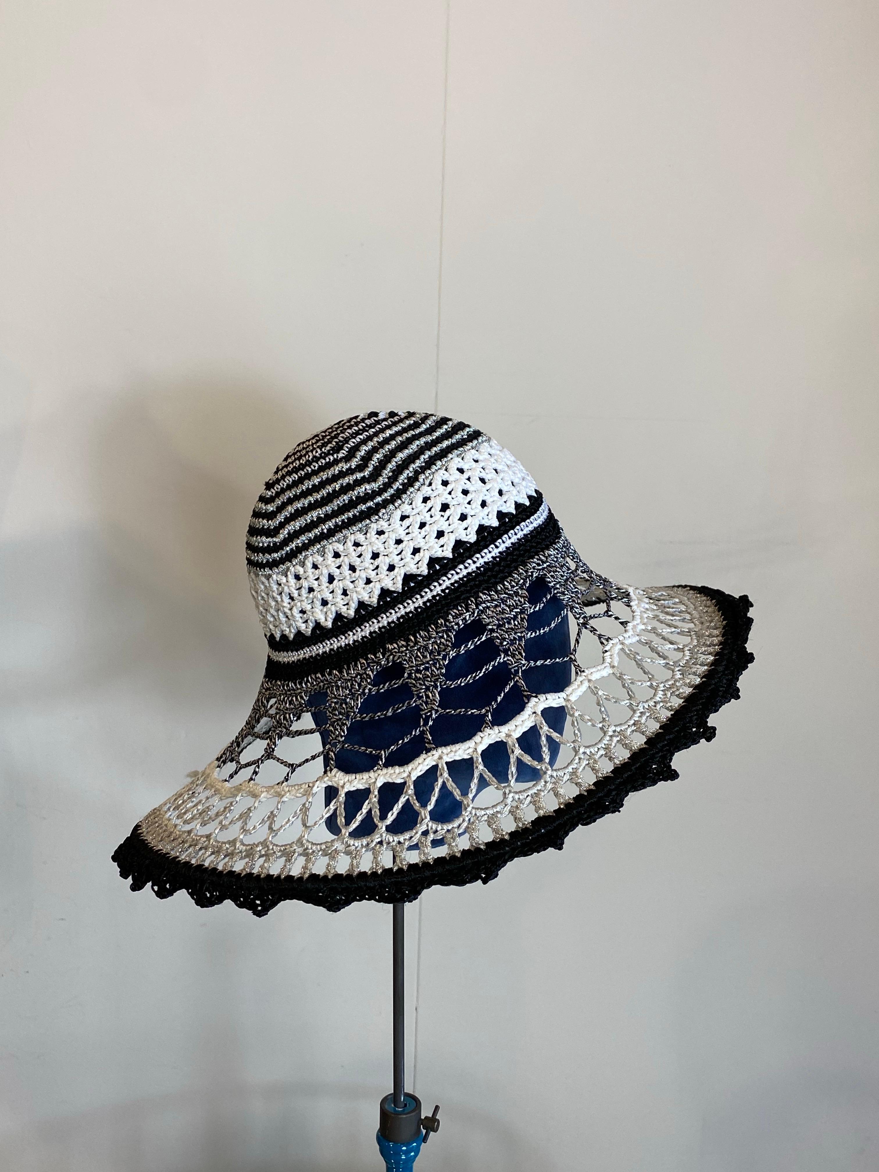 Missoni crochet hat.
In viscose, cotton, acetate, nylon and cupro.
Size M.
New with tag.
It has some pulled threads as shown in the photo.