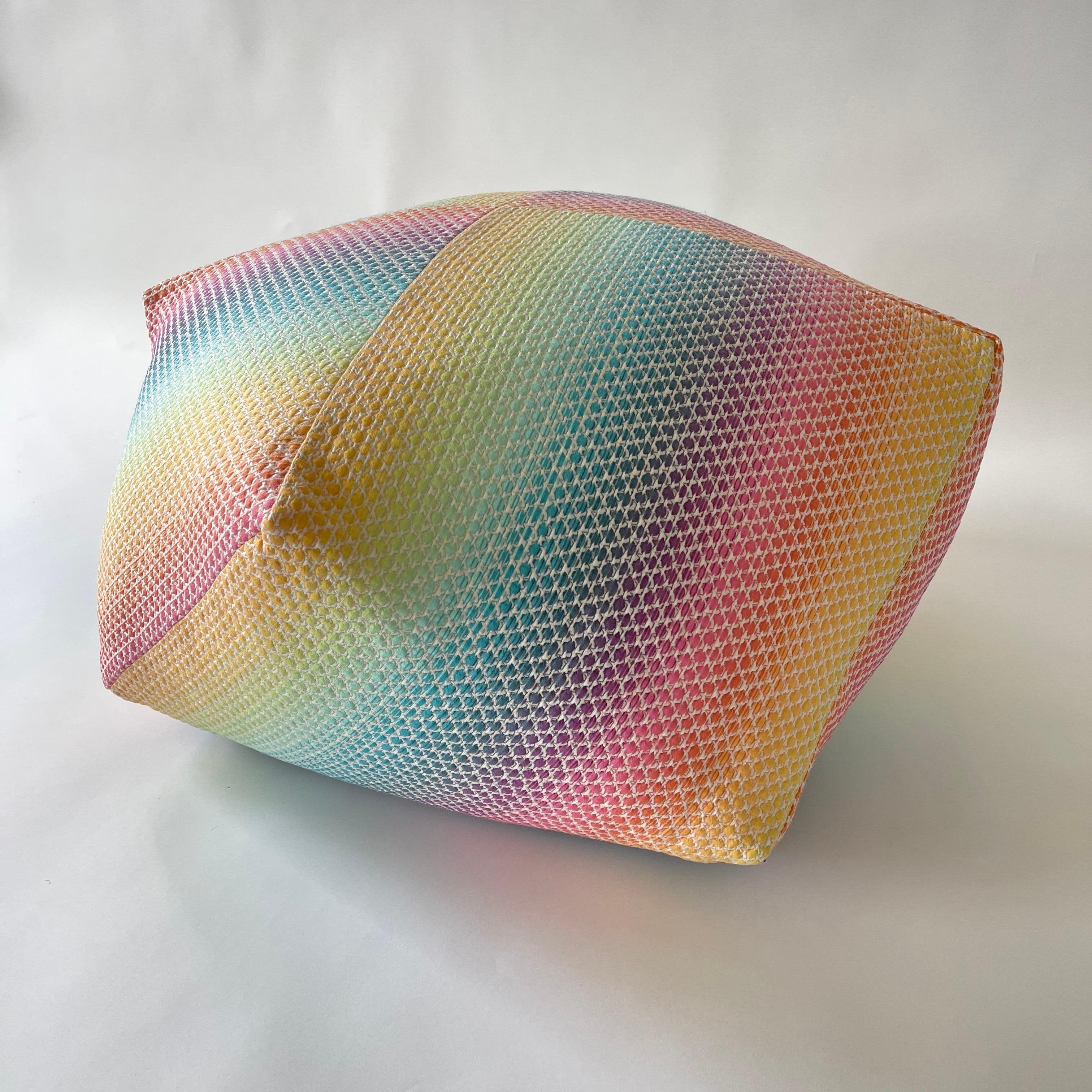 Squisito pouf o poggiapiedi Missoni realizzato con l'iconico tessuto Missoni e sfoderabile per facilitare la pulizia.  Italia, 2018.