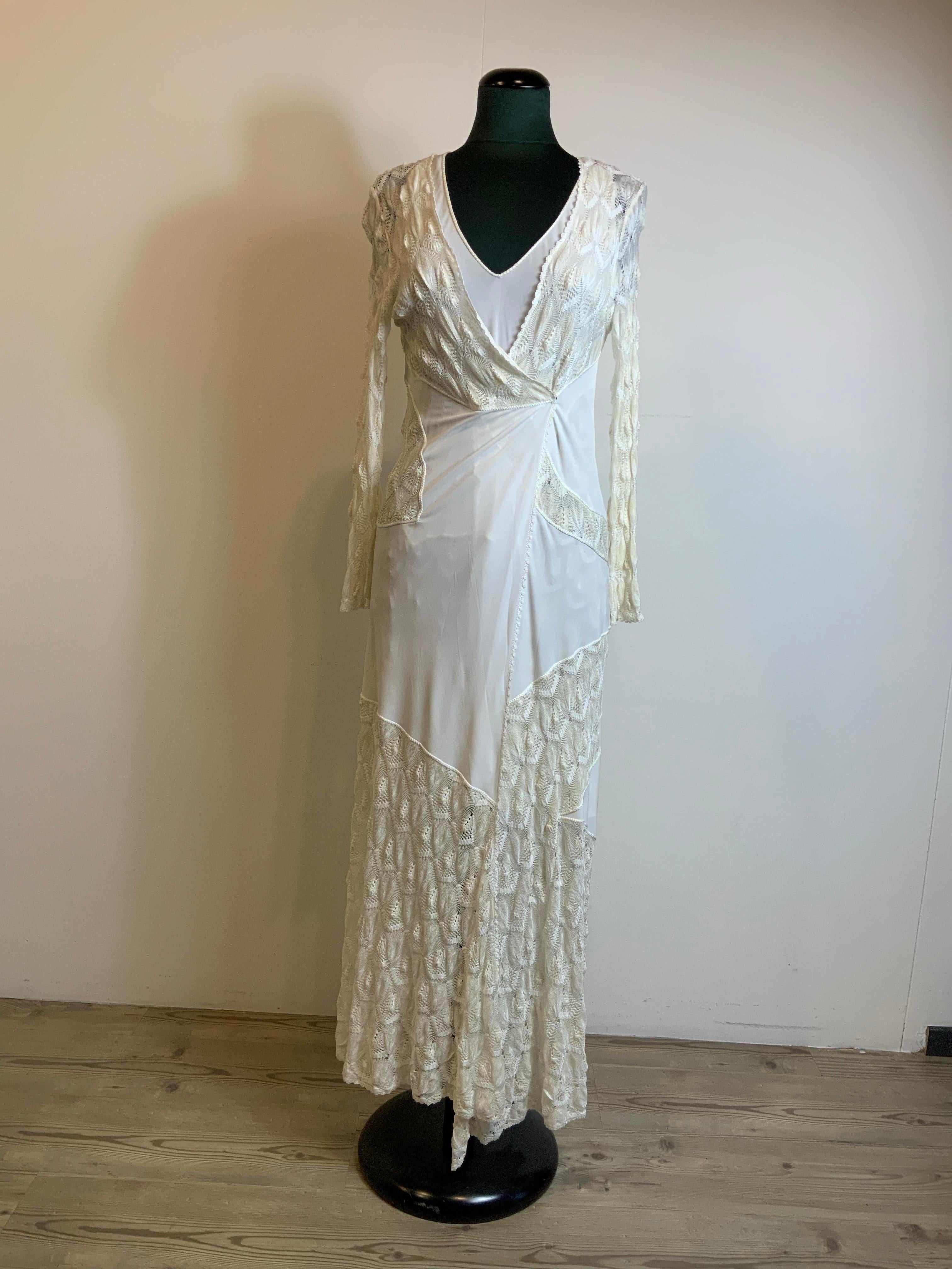 Set coordinato Missoni. Abito+cardigan.
In viscosa e lino. Colore bianco/crema.
Taglia italiana 40.
Il vestito misura 
Busto 43 cm
Lunghezza 94 cm
Il cardigan misura 
Spalle 42 cm
Busto 40 cm
Lunghezza 139 cm
Condizioni generali eccellenti, con