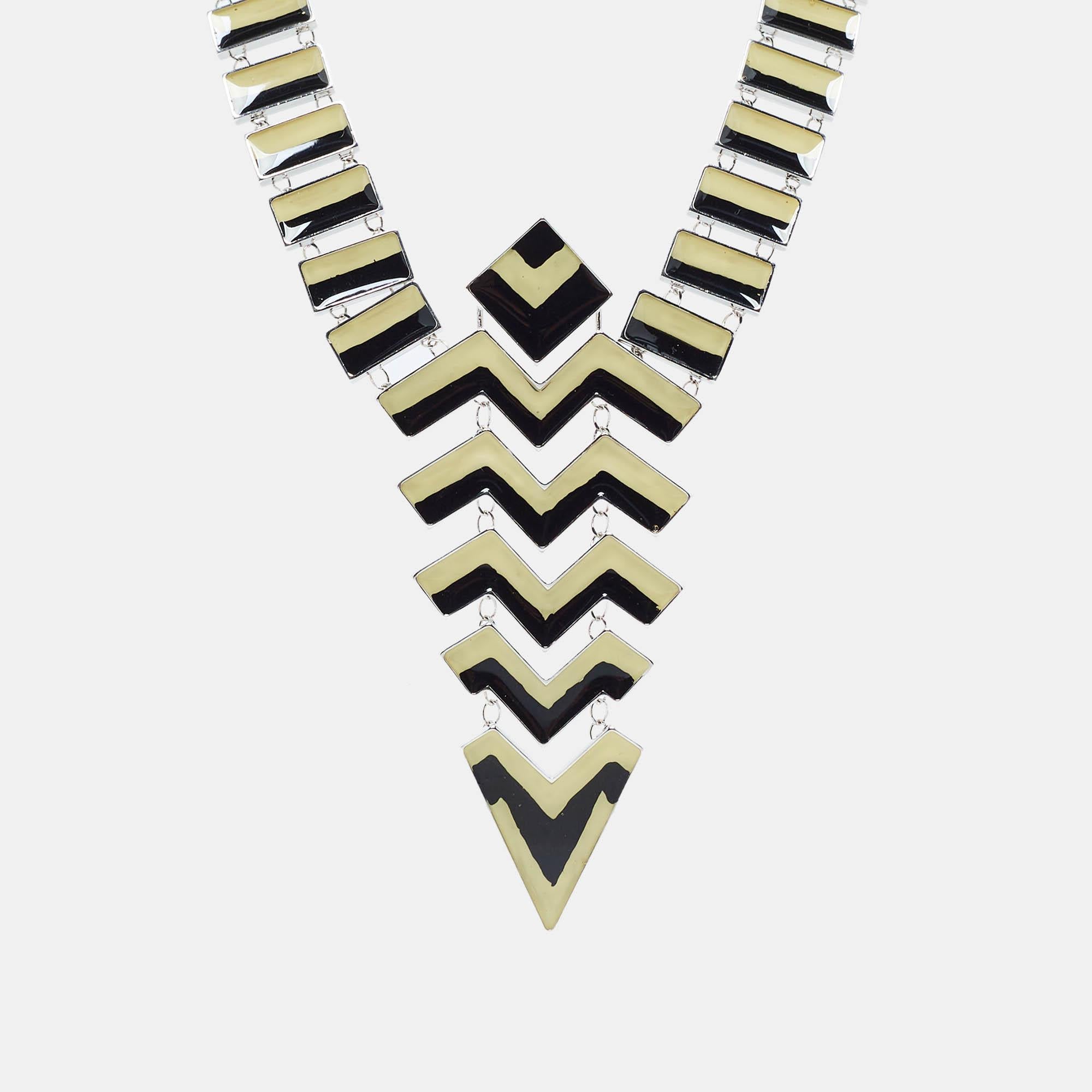 La collana di Missoni presenta un gioco di forme geometriche e splendidi smalti. Realizzata in metallo argentato, la collana lunga è stata progettata per abbellire qualsiasi scollatura con un tocco di lusso.

Include: Scatola originale, cartellino