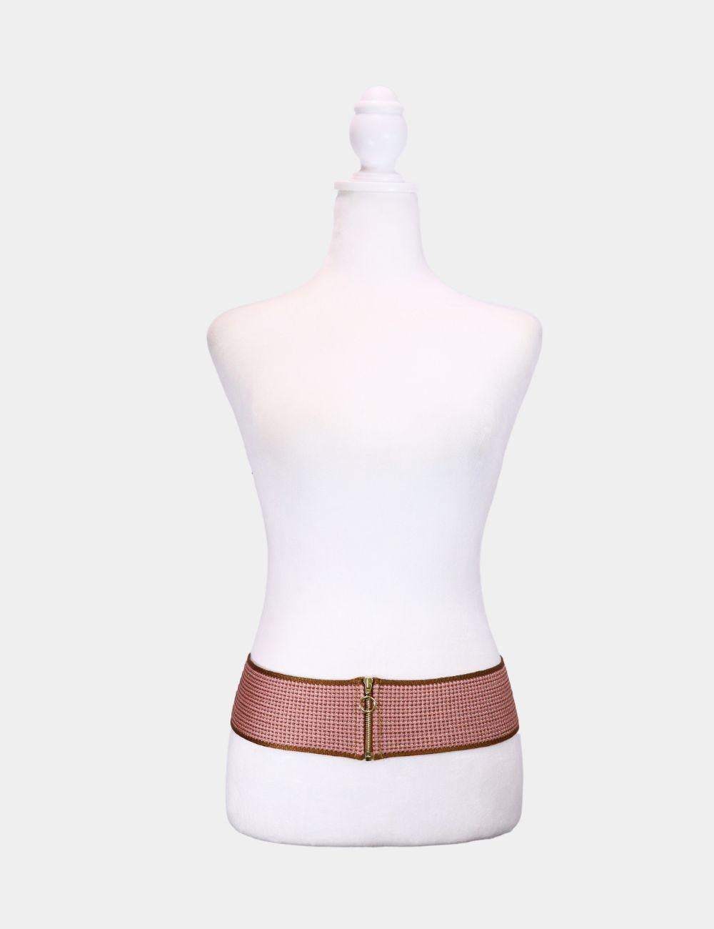 Cintura larga in tessuto rosa e marrone di Missoni con cerniera frontale

Aggiungi un tocco di texture e di stile italiano con questa cintura larga di Missoni, realizzata in un vivace design intrecciato rosa e marrone. Caratterizzato da una cerniera