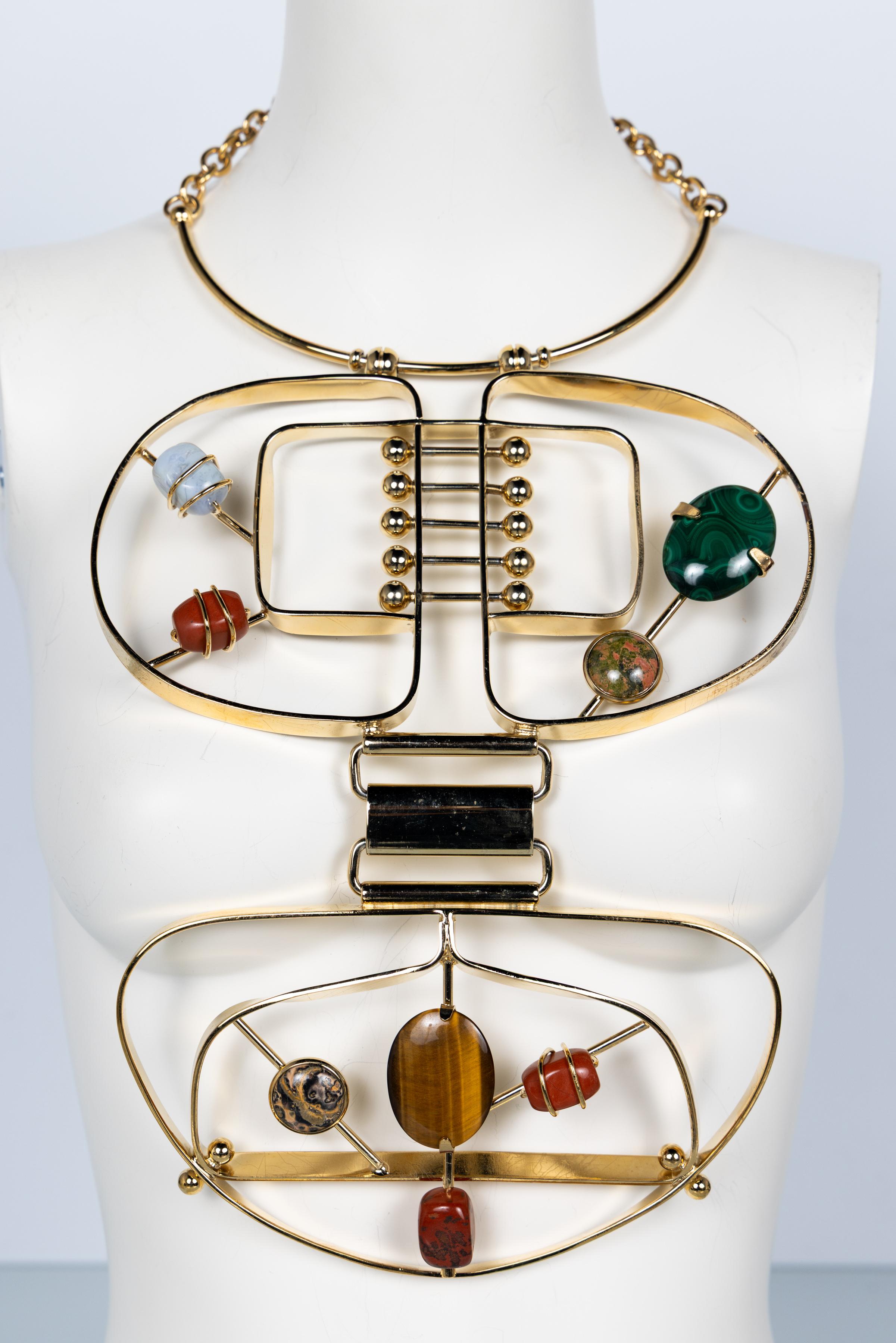 Chef-d'œuvre sculptural et spectaculaire du défilé de l'automne 2008 de Missoni, ce collier body surdimensionné est l'un des accessoires les plus emblématiques de la collection. Conçue dans un cadre architectural ouvert en métal doré, la pièce tombe