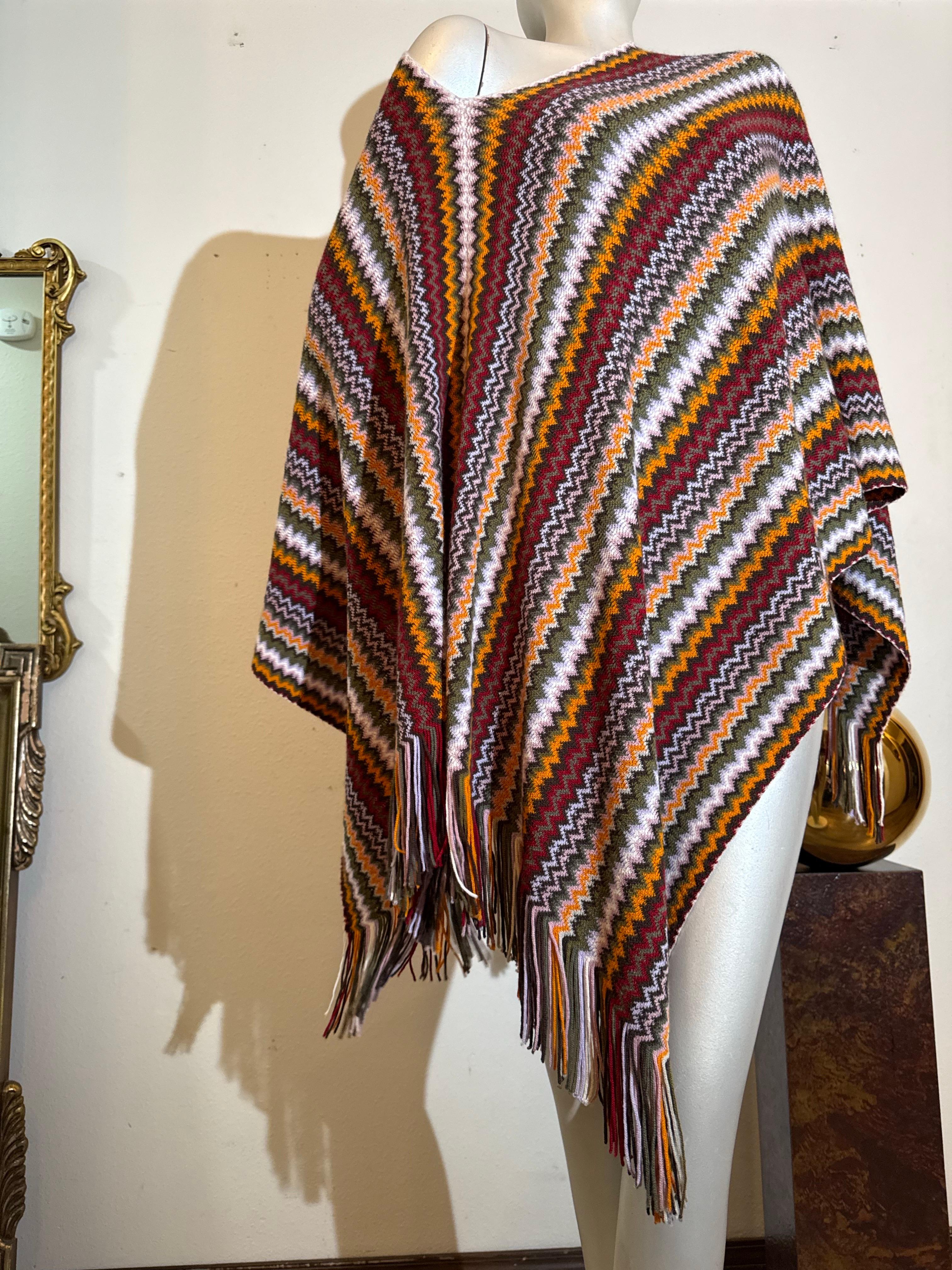 Poncho in lana con frange in maglia Chevron degli anni 2000 di Missoni in marrone, senape, nero e bianco: Può essere indossato a rettangolo o con la punta sul davanti. Lana/Acrilico 50/50. Taglia unica. 