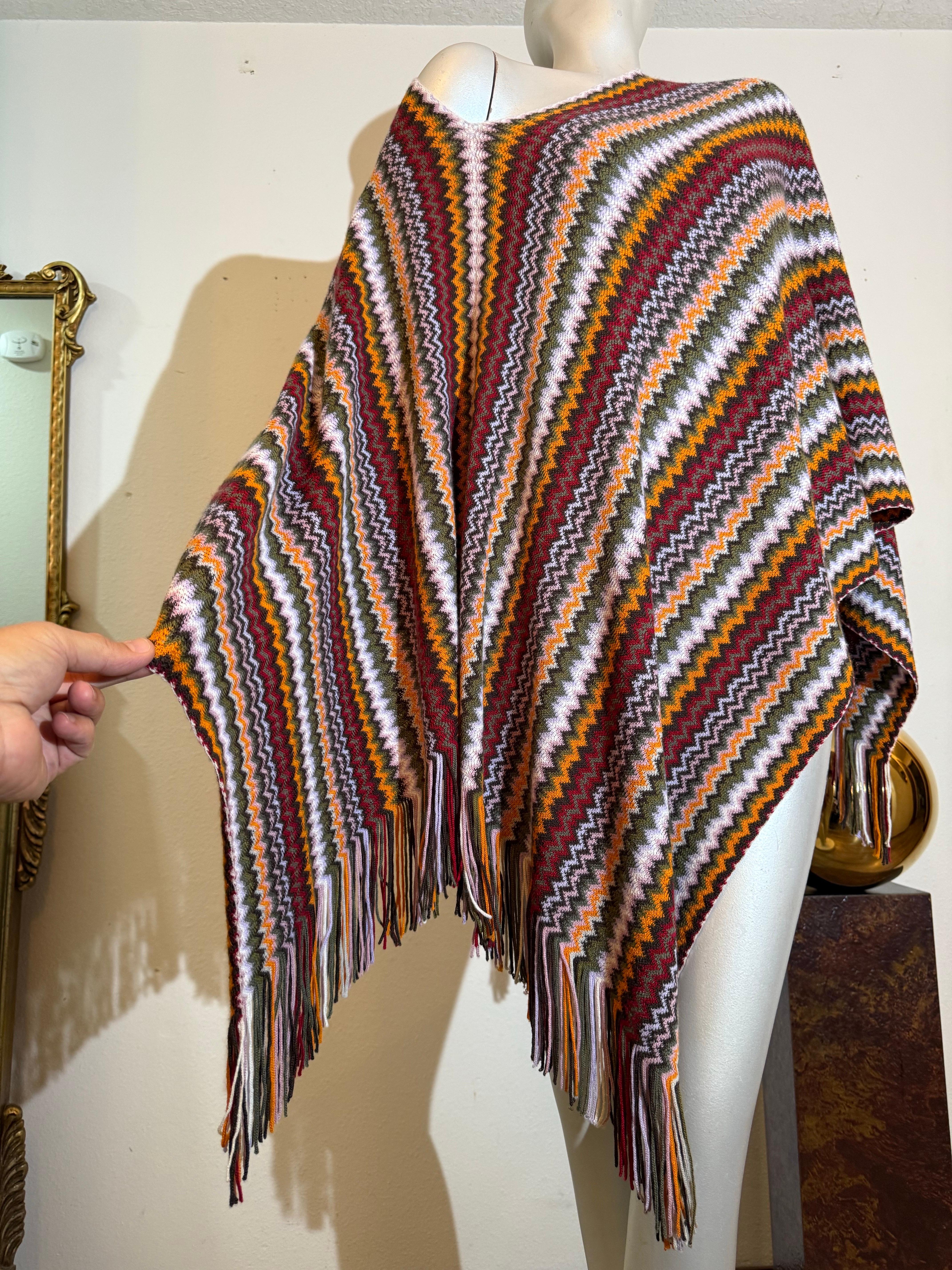 Missoni - Poncho in lana a maglia Chevron Autunno/Inverno in Marrone, Senape, Nero e Bianco in vendita 1