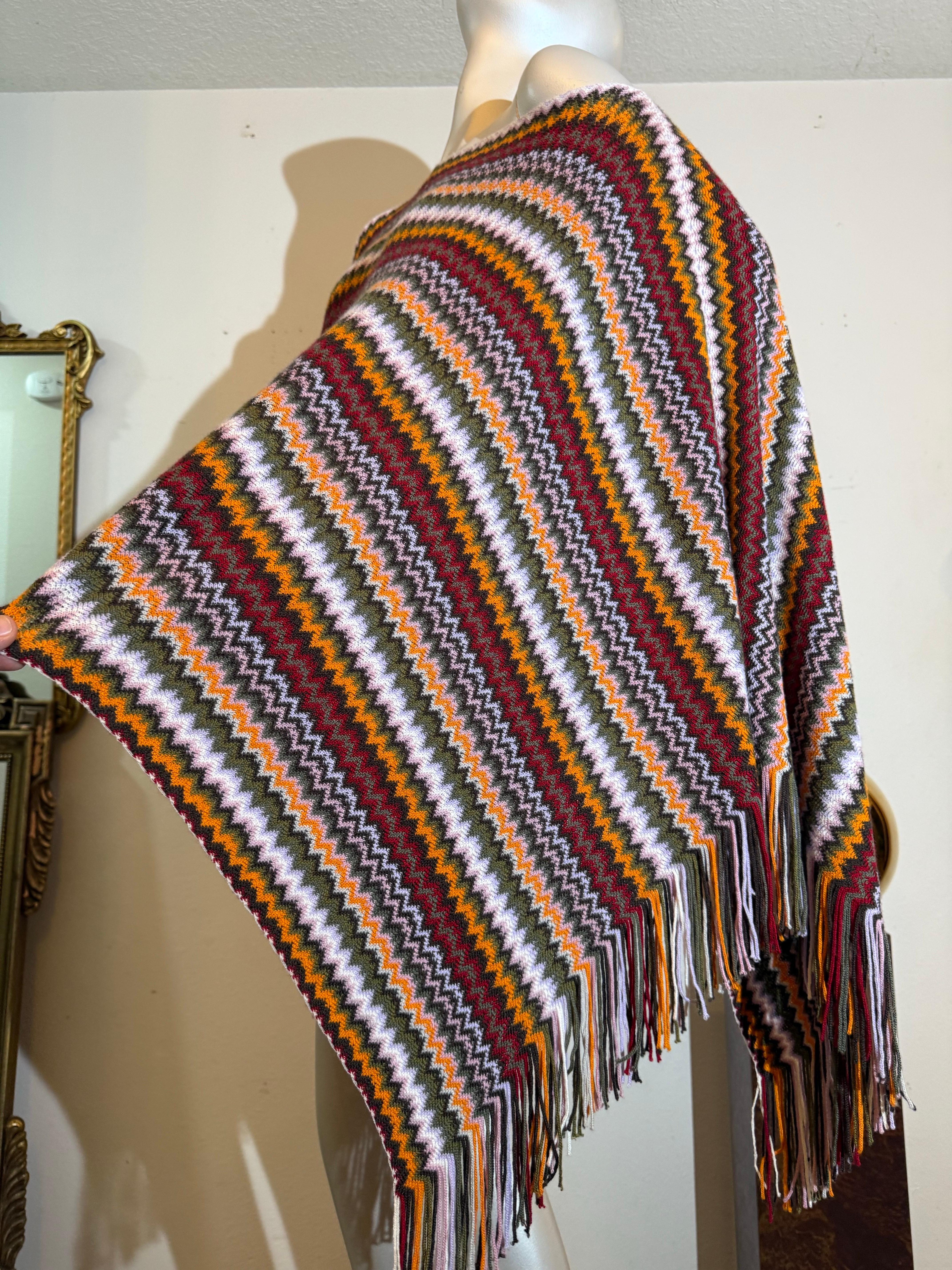 Missoni - Poncho in lana a maglia Chevron Autunno/Inverno in Marrone, Senape, Nero e Bianco in vendita 4