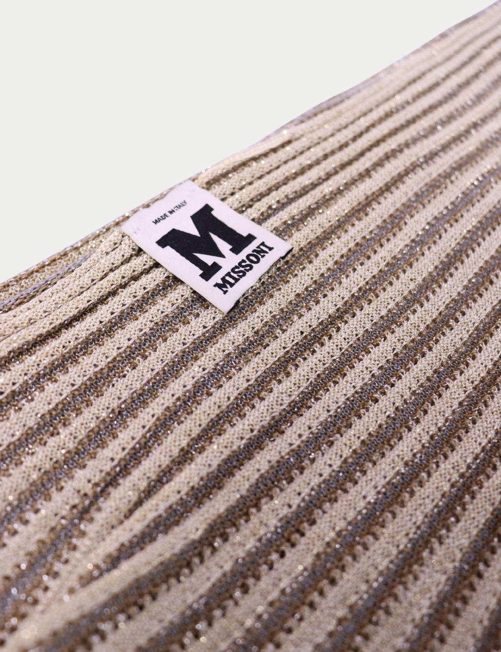Eleva tu juego de accesorios con este impresionante pañuelo metálico brillante de Missoni. Confeccionada con un lujoso tejido de punto acanalado, esta prenda de tonos neutros está impregnada de sutiles hilos metálicos que captan la luz para aportar
