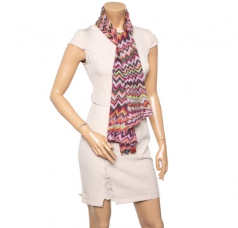 This multicolor scarf from Missoni impresses with its fine design that incorporates the signature chevron knit pattern. It carries a neatly stitched brand label and can be flawlessly accessorized with your ensembles.