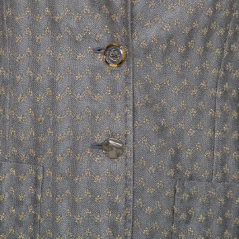 Questo comodo blazer di Missoni ti farà apparire al meglio da ogni angolazione. Il blazer grigio e oro presenta una chiusura a bottoni sul davanti, tre tasche, dettagli in lurex per un tocco scintillante e maniche lunghe.