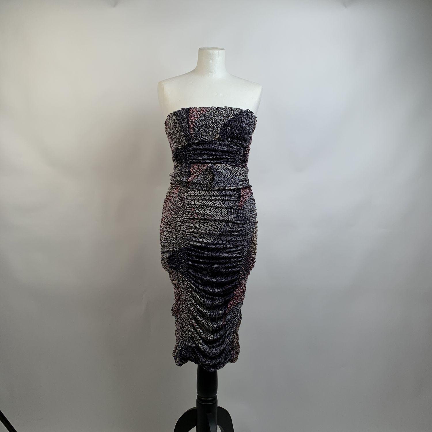 MISSONI bustier dress with ruched detail and all-over abstract print in a gray colorway. It features a matching waist belt, strapless design, side zip closure. Composition: 100% Silk. Stretch fabric. Lined. Size: 40 IT (it should correspond to a