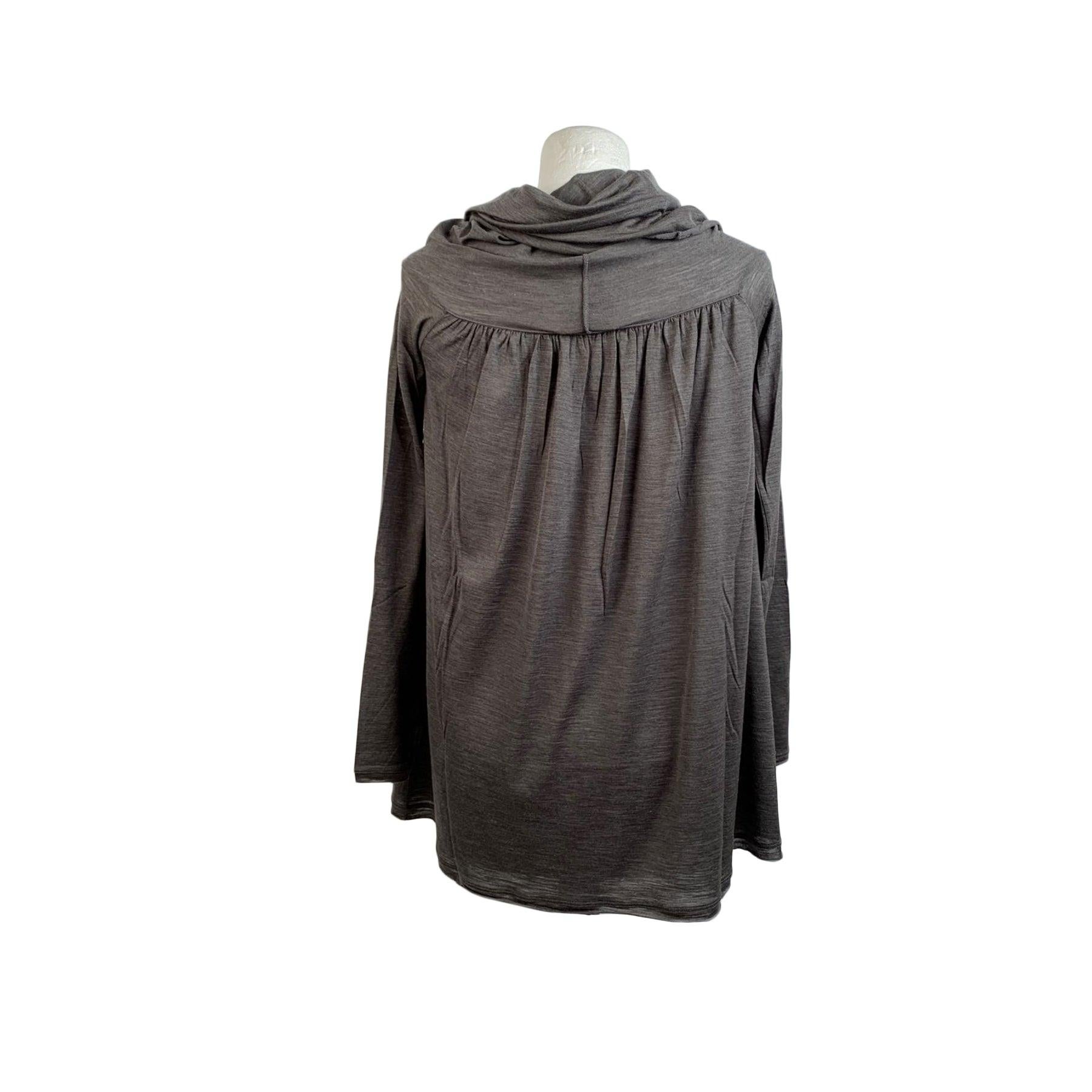 Missoni cowl neck jumper in gray collar. It features long sleeve styling, a round loose collar and a relaxed fit. Composition: 80% Wool, 20% Silk. Made in Italy. Size: 42 IT (The size shown for this item is the size indicated by the designer on the