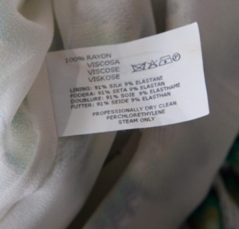 Ein erstaunliches und urbanes Stück wie dieses Kleid von Missoni verdient einen besonderen Platz in Ihrem Ensemble. Egal zu welchem Anlass, dieses grüne Stück wird Ihre erste Wahl sein. Aus Mischgewebe geschneidert, hat dieses Outfit alles, was es