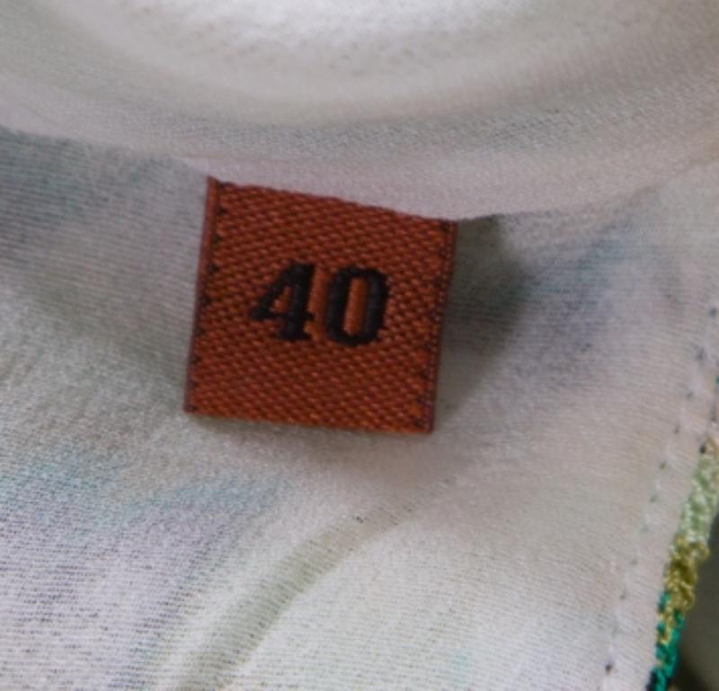 Grünes und weiß gemustertes ärmelloses Strickkleid mit V-Ausschnitt von Missoni S (Grau) im Angebot