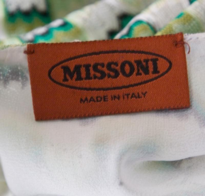 Grünes und weiß gemustertes ärmelloses Strickkleid mit V-Ausschnitt von Missoni S im Zustand „Gut“ im Angebot in Dubai, Al Qouz 2
