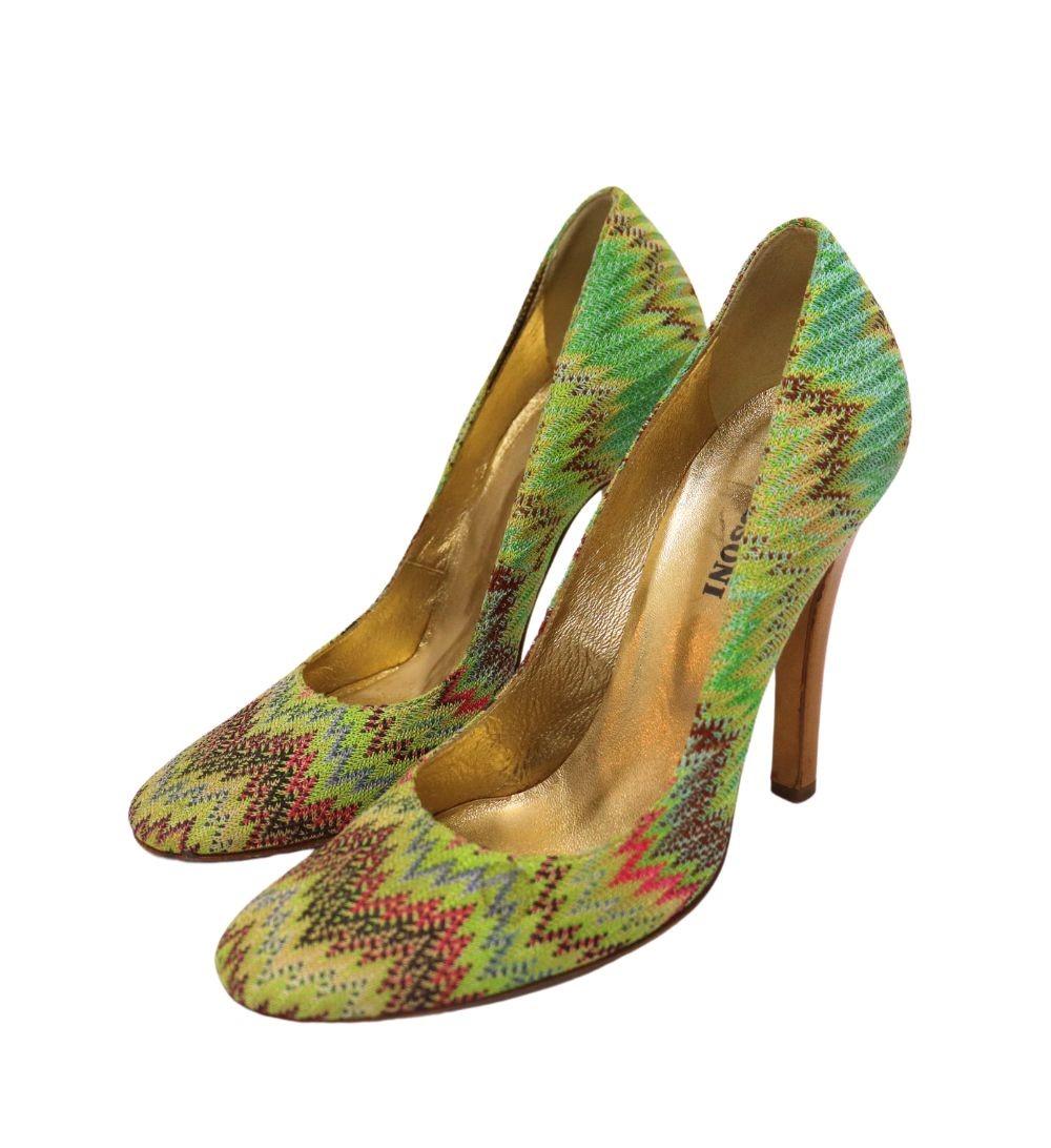 Missoni Green Striped Print Pumps, features a round-toe and brand's signature print. 

Material: Fabric
Size: EU 37
Heel: 11cm
Overall Condition: Good
Interior Condition: Signs of use
Exterior Condition: Marks and stains