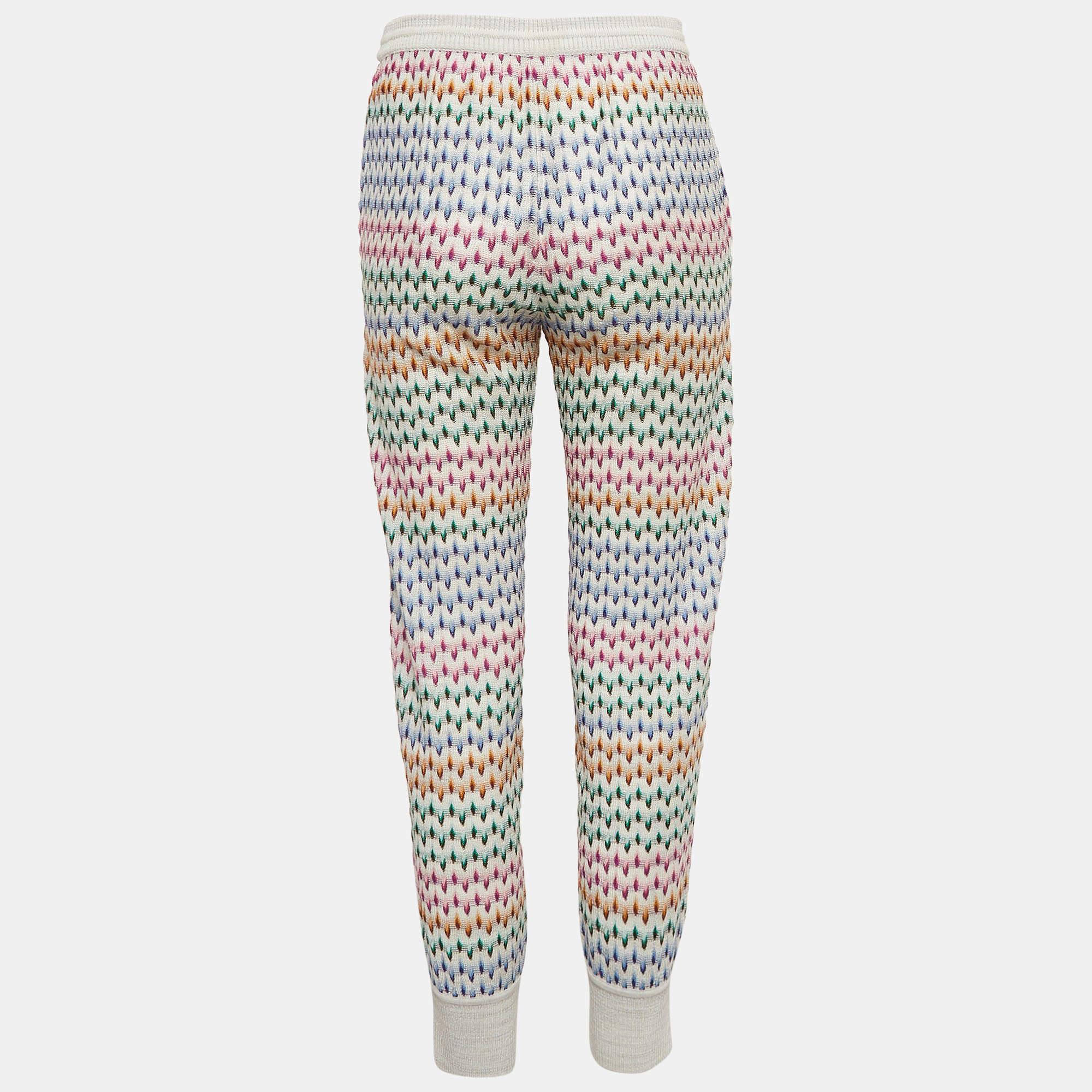 Prova la perfetta fusione di stile e funzionalità con questi pantaloni jogger di Missoni. La scelta dei materiali e il design incentrato sul comfort e sulla durata li rendono adatti a qualsiasi occasione di relax o di movimento.