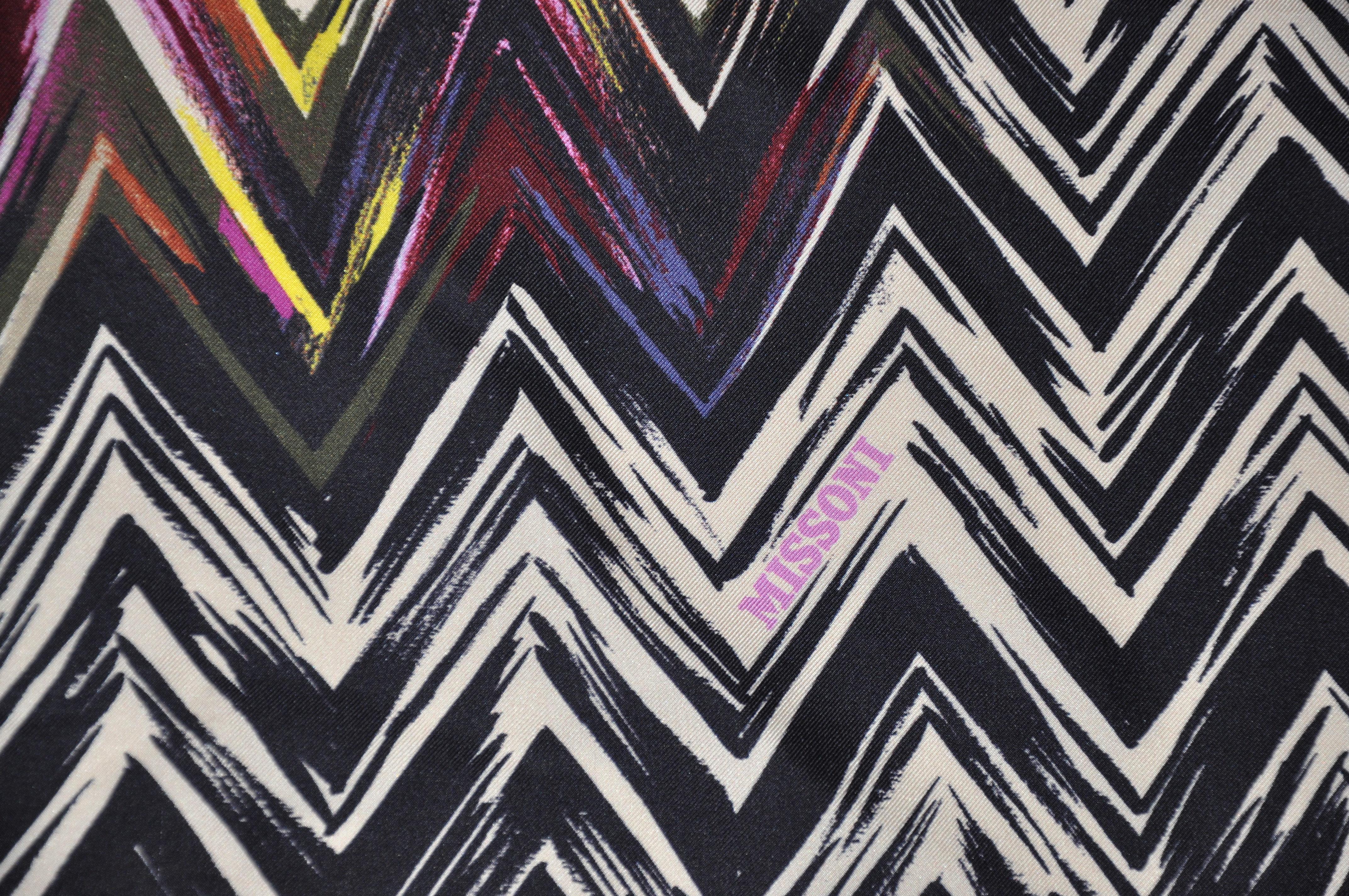 Missoni - Écharpe en soie multicolore «zigzag » emblématique et emblématique Bon état - En vente à New York, NY