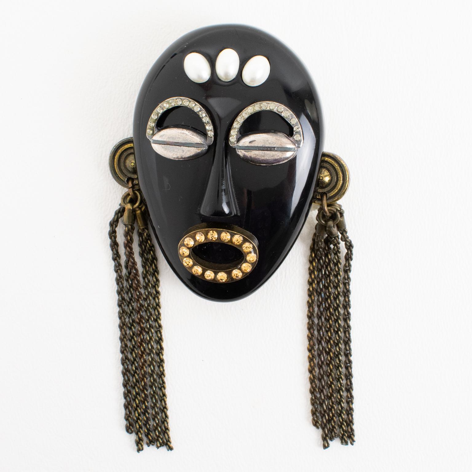 Anstecknadelbrosche „Tribal Maske“ aus schwarzem Harz und Metall, Italien 1991 für Damen oder Herren im Angebot