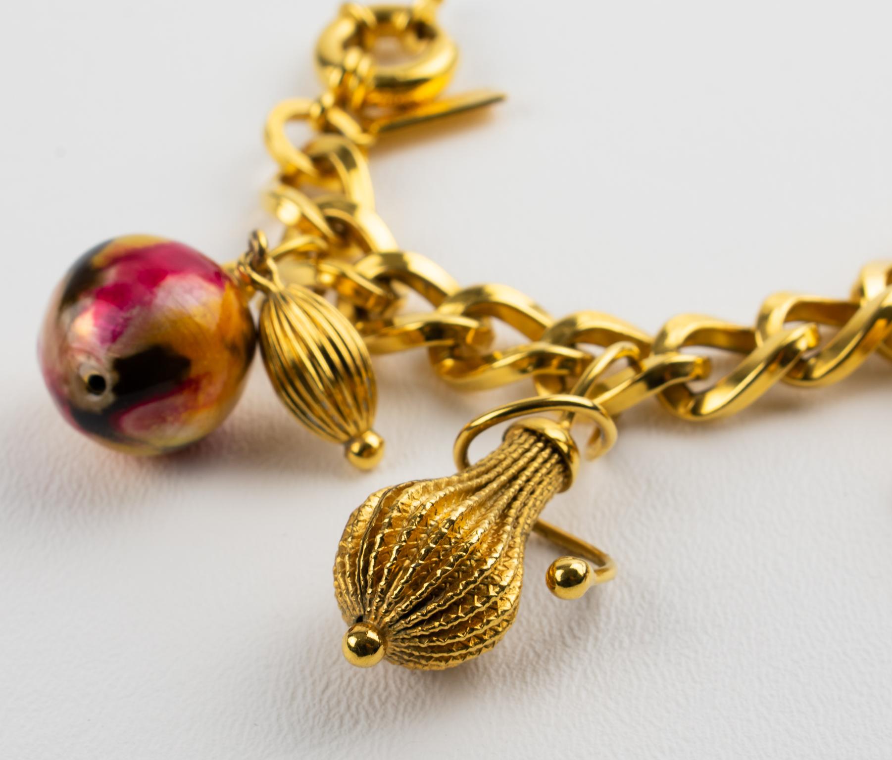 Missoni Italia Pulsera de eslabones de cadena de metal dorado con colgantes de esmalte en venta 9