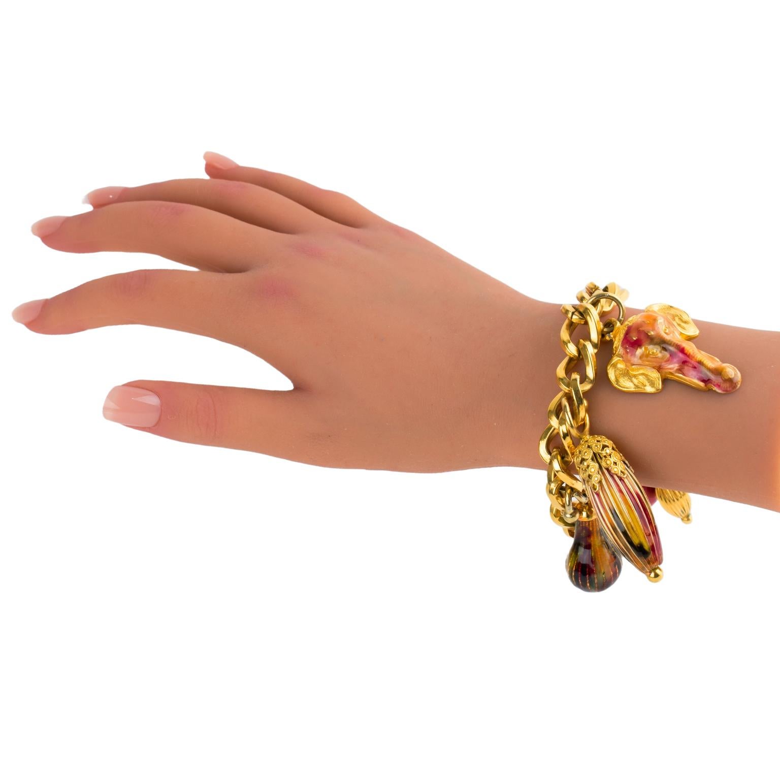 Missoni Italia Pulsera de eslabones de cadena de metal dorado con colgantes de esmalte en venta 10