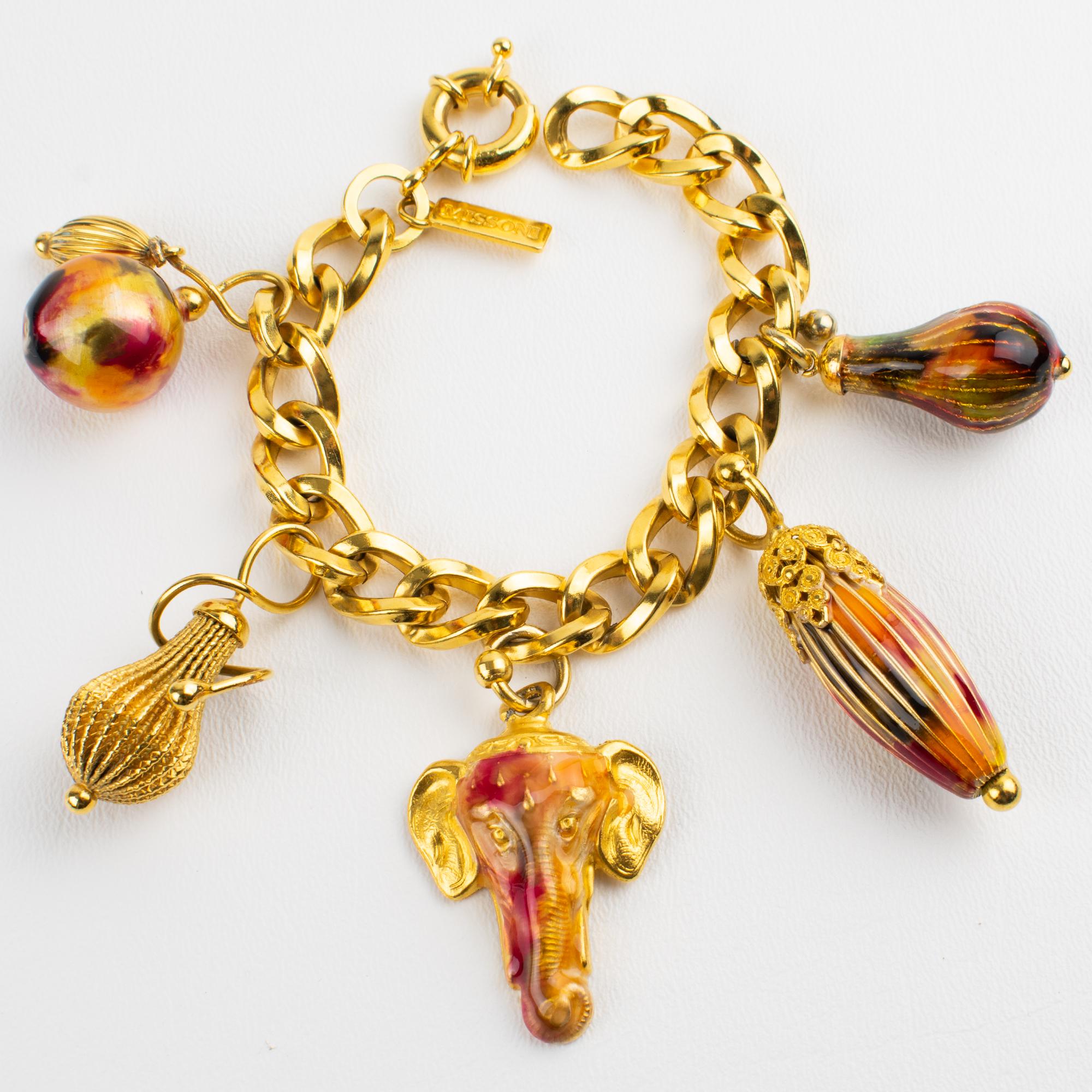 Esta excepcional pulsera de eslabones de Missoni, Italia, es una pieza atrevida y caprichosa que muestra el talento de la marca para el diseño vibrante y los detalles artísticos. La ancha y pesada cadena de metal dorado está adornada con un