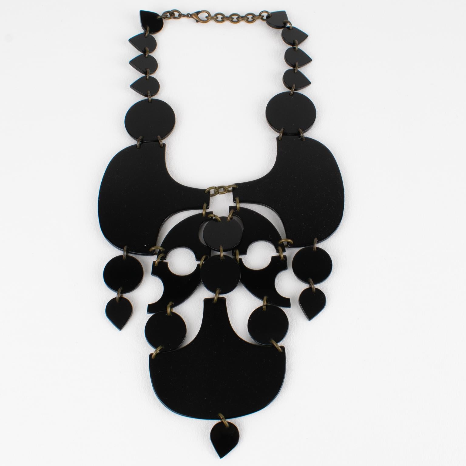 Missoni Italia ha disegnato questa sorprendente collana a pettorina. La collana a maglie presenta un grande disegno a pettine con elementi geometrici in resina acrilica nera o lucite. Ogni componente è collegato al successivo con piccoli anelli di