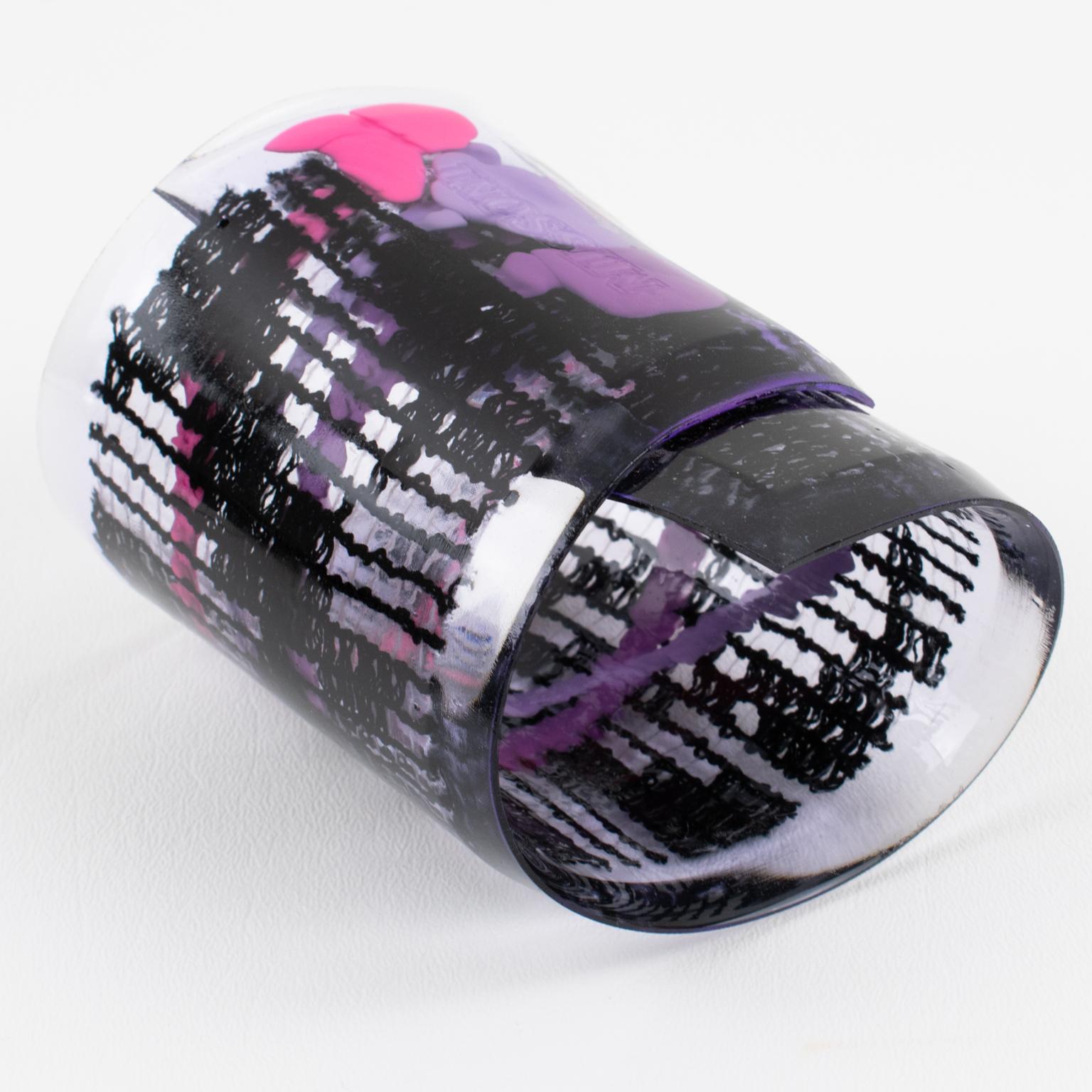 Missoni, Italia, ha creato questo superbo braccialetto bangle couture per la sua sfilata prêt-à-porter della primavera 2014. Il raro pezzo vanta una forma asimmetrica oversize costruita con materiale plastico morbido simile alla gomma in una forma