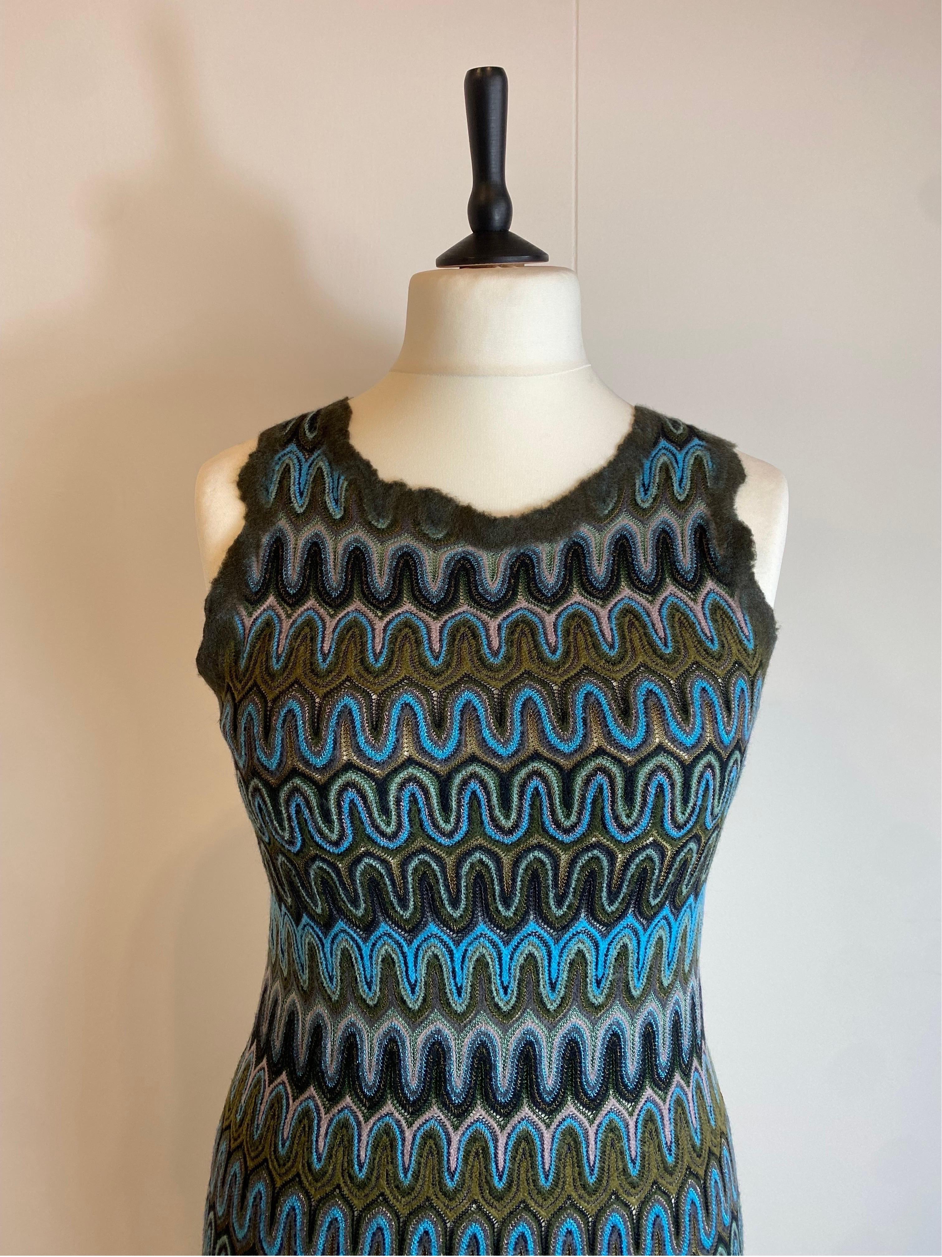 Missoni dress.
In viscose, wool and nylon.
Very particular workmanship of the last part of the skirt.
Italian size 42.
Bust 38 cm
Waist 36 cm
Length 144 cm
Second hand item but excellent general condition.
It shows minimal signs of normal use.