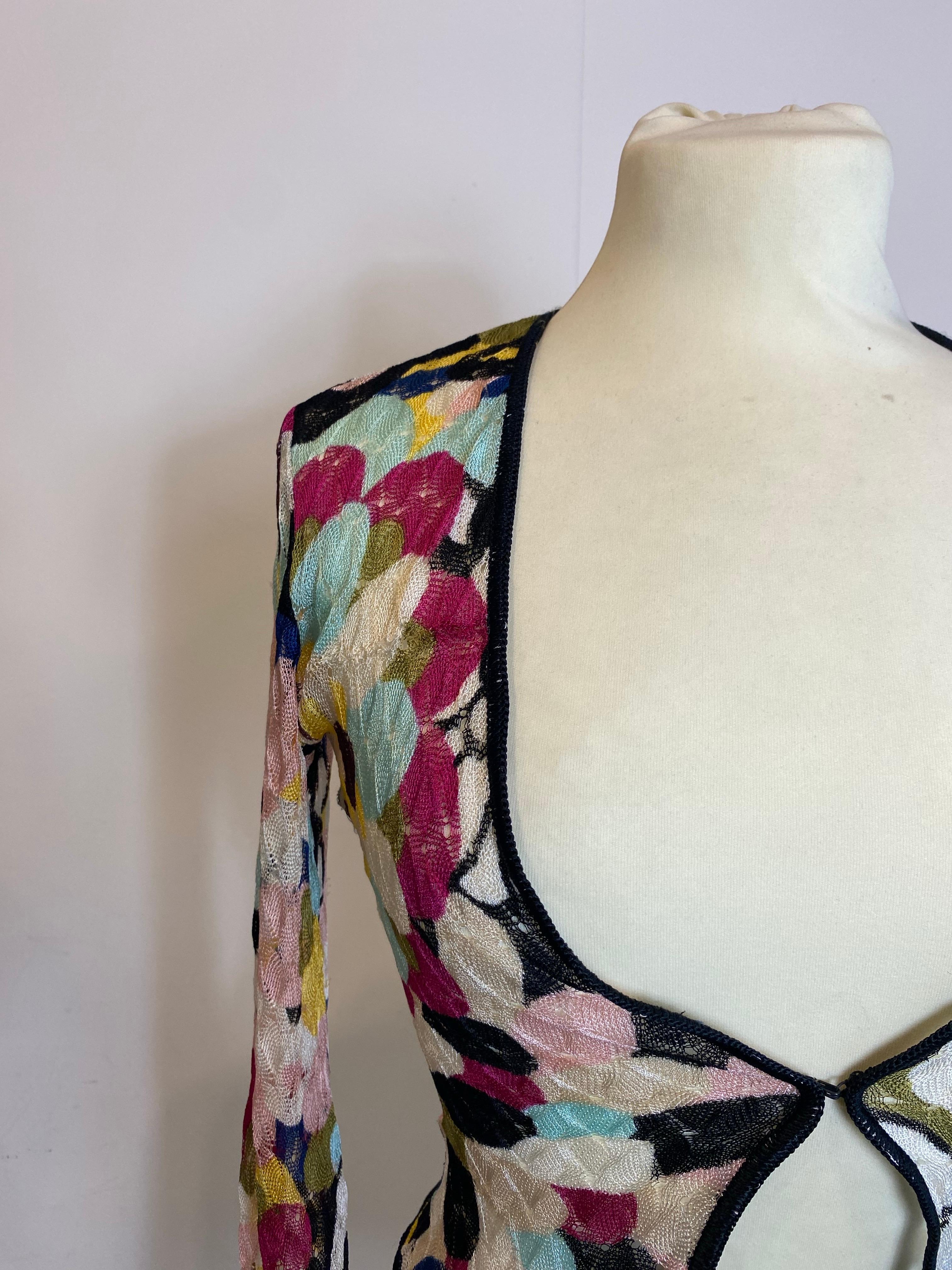 Top a maniche lunghe Missoni.
Taglia 40 IT.
Prodotto in Italia.
100% viscosa.
Altezza 48 cm.
Spalle 38 cm.
In buone condizioni, presenta i difetti mostrati nelle foto e i normali segni d'uso.