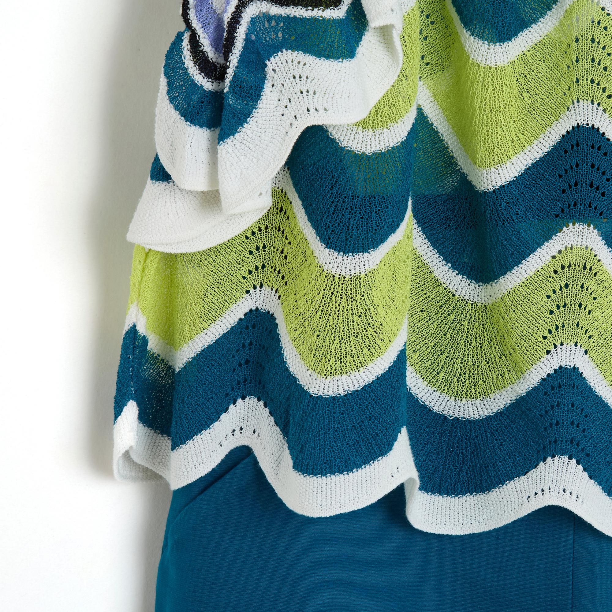 Missoni M set composed of a slightly shimmering white, duck blue, fresh green and purple gray cotton knit top, wide boat neckline, 2 ruffles, with rounded patterns and matching short shorts in blue cotton canvas, size high, 2 slanted slit pockets,