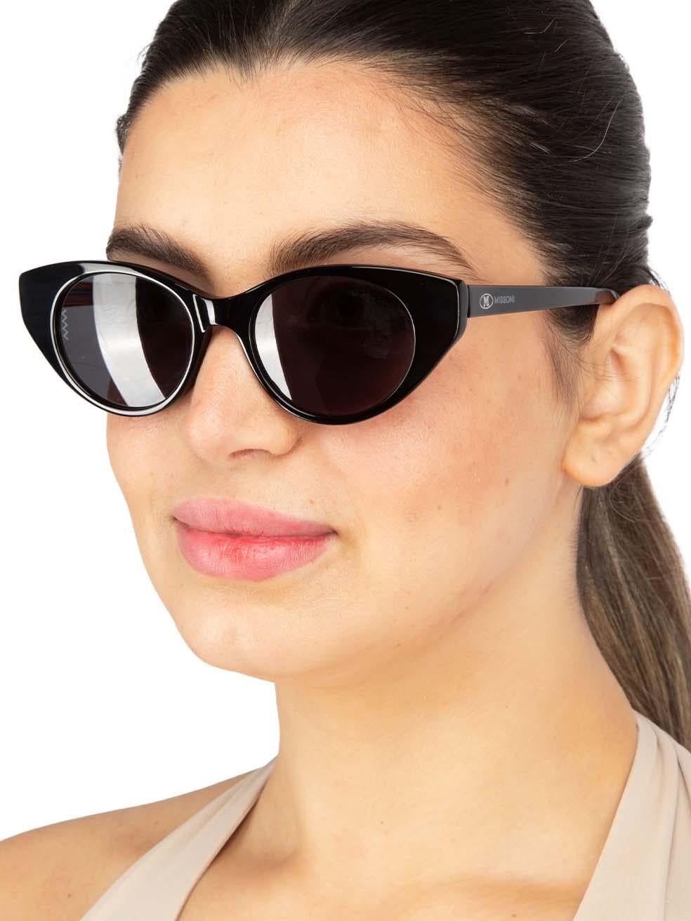 El ESTADO es Nuevo con etiquetas en este artículo de diseño de M Missoni a estrenar. Este artículo viene con el embalaje original.
 
 
 
 Detalles
 
 
 Model No: MMI 0004/S
 
 Negro
 
 Acetato
 
 Gafas de sol ojo de gato
 
 Lente Gris Tintada
 
