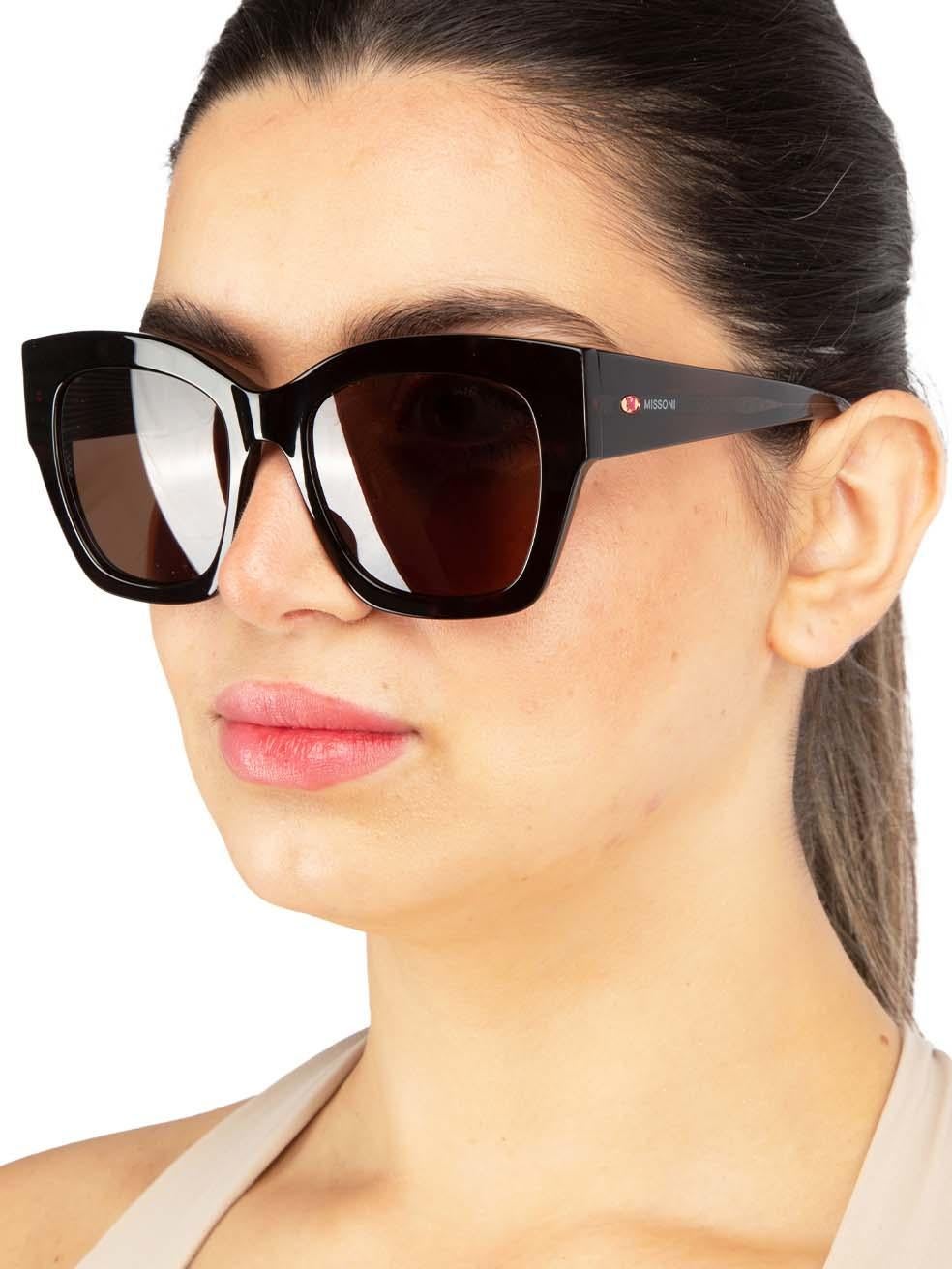 El ESTADO es Nuevo con etiquetas en este artículo de diseño de M Missoni a estrenar. Este artículo viene con el embalaje original.
 
 
 
 Detalles
 
 
 Model No: MMI 0096/S
 
 Marrón
 
 Acetato
 
 Gafas de sol de ojo cuadrado
 
 Lente marrón