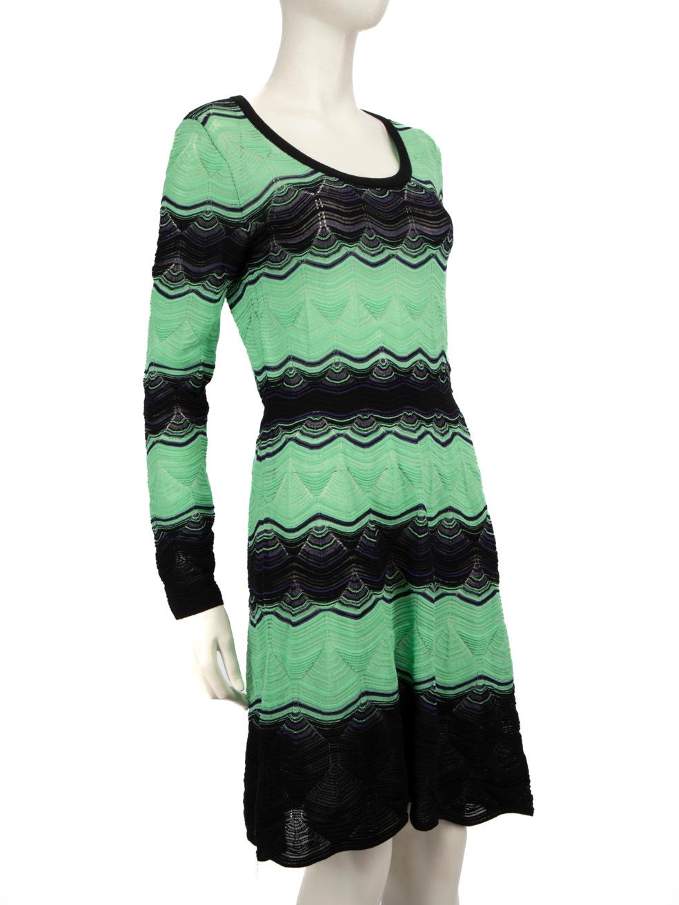 El ESTADO es Muy bueno. Apenas se aprecia desgaste en el vestido en esta prenda de segunda mano de la marca M Missoni.
 
 Detalles
 
 
 Multicolor
 
 Algodón
 
 Vestido de punto
 
 Hasta la rodilla
 
 Mangas largas
 
 Elástico
 
 Transparente
 

