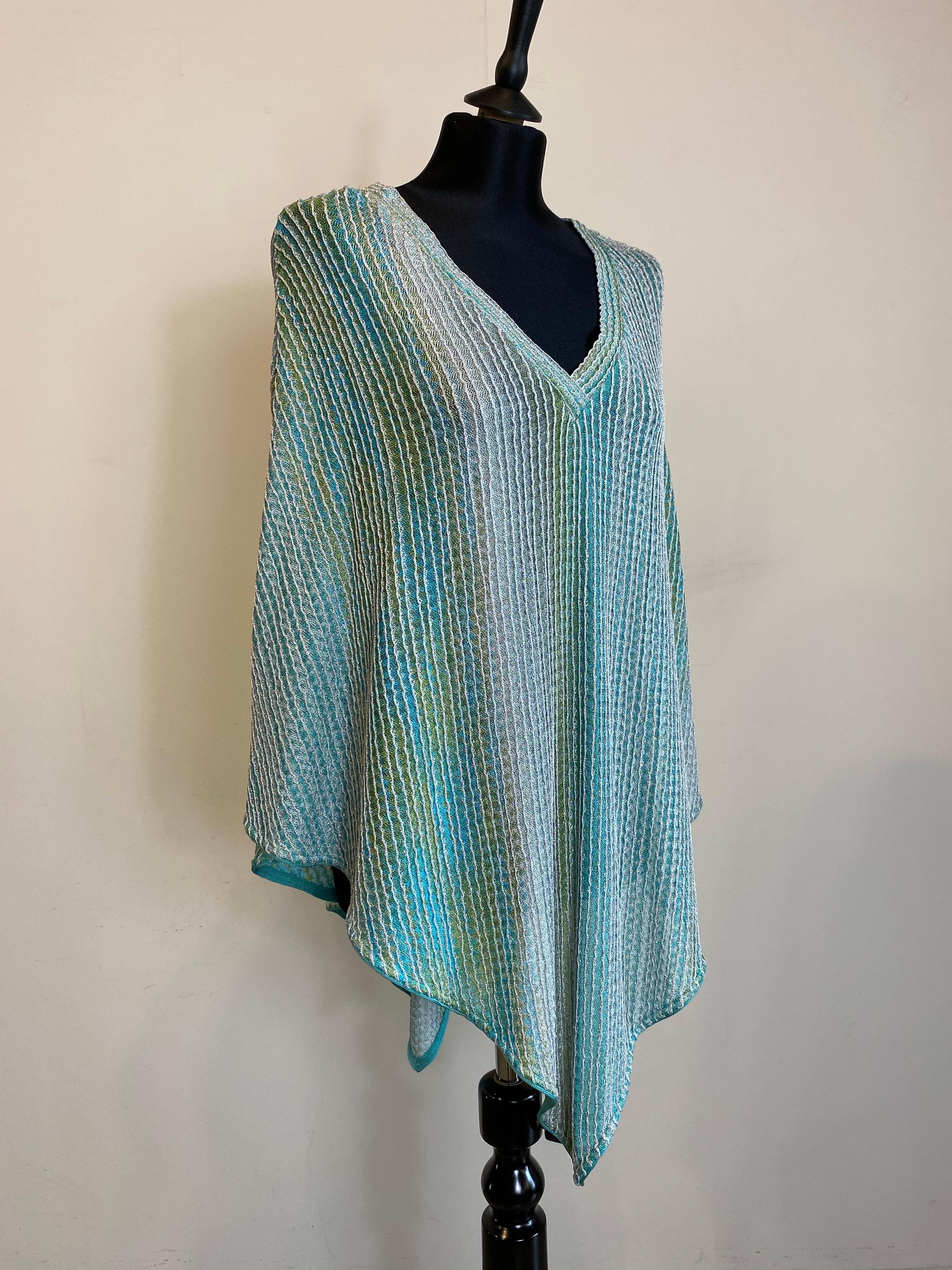 Poncho Missoni Mare
Falta la etiqueta de composición. Creemos que es viscosa con detalles de lúrex.
Talla 40 italiana pero sirve para más tallas.
Longitud 83 cm
Anchura 98 cm
Excelente estado general, muestra mínimos signos de uso normal.