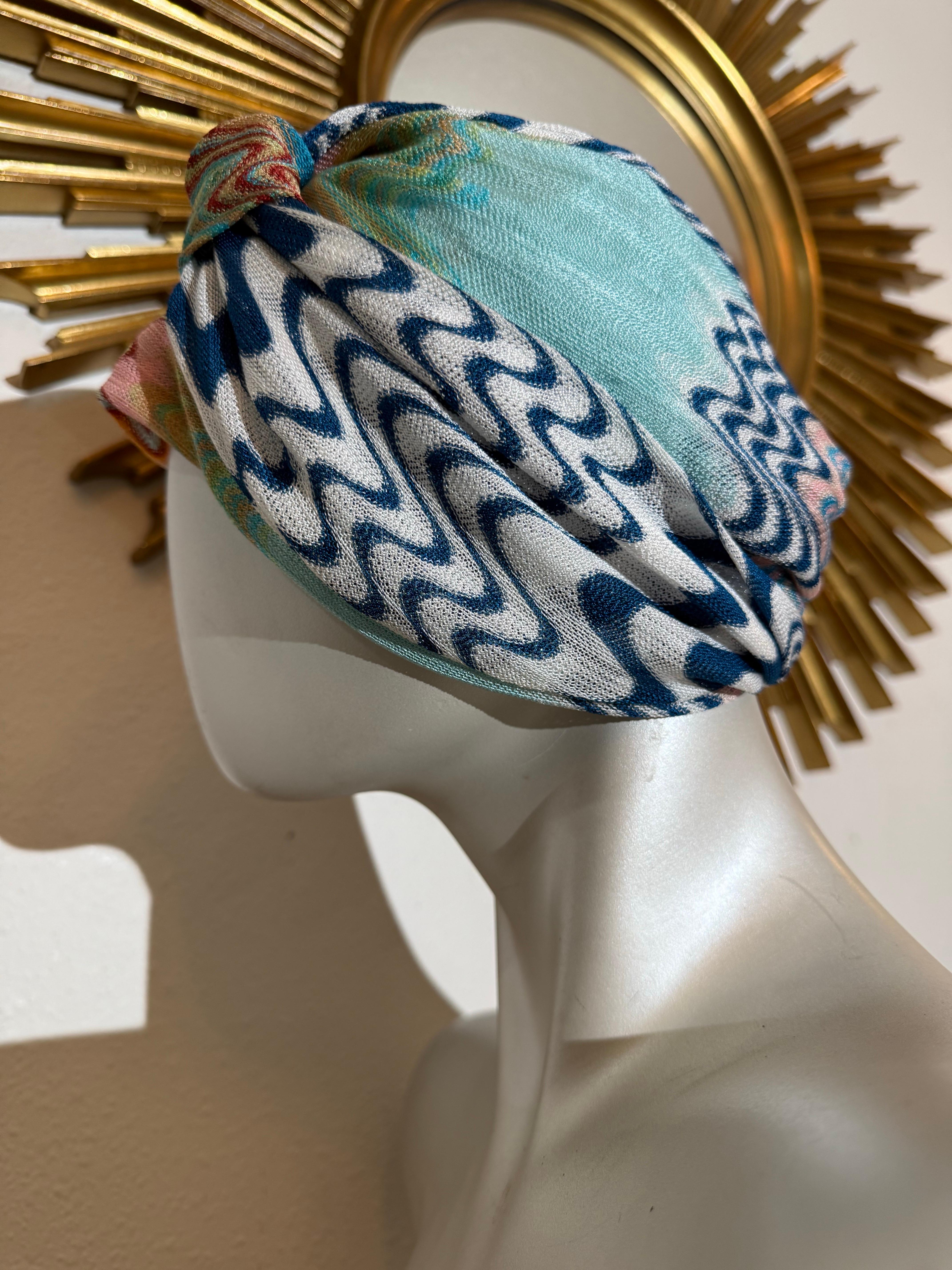 Turban classique en jersey de rayonne de Missoni Mare en bleu aqua et pêche :  Turban à taille unique avec topknot pour votre escapade estivale !  