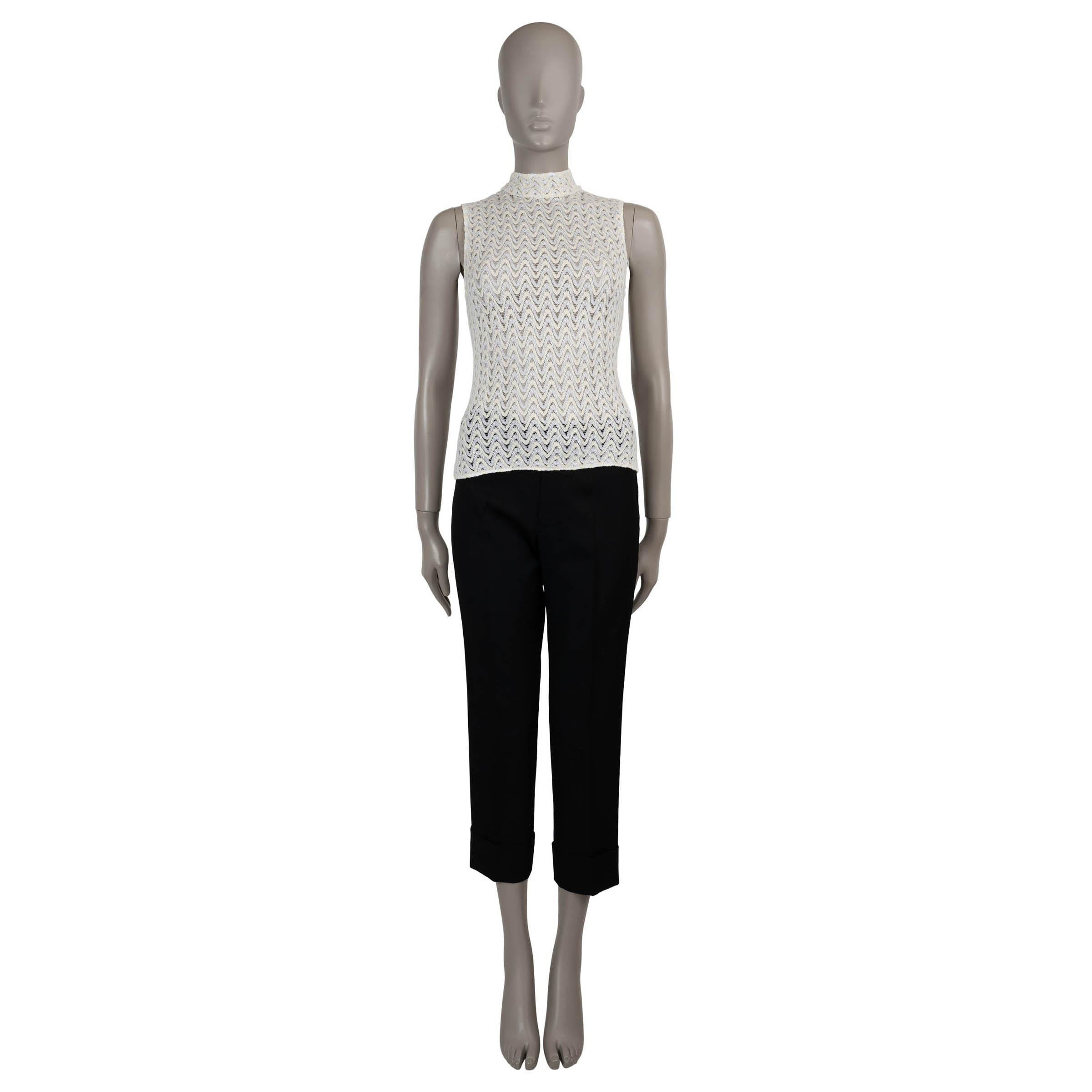 Ce top 100% authentique de Missoni Mare en laine (55%) et viscose (45%) à maille crochet ouverte blanche et crème est une version raffinée du style plage-soirée. Il présente une silhouette ajustée et sans manches avec un col roulé chic et s'ouvre