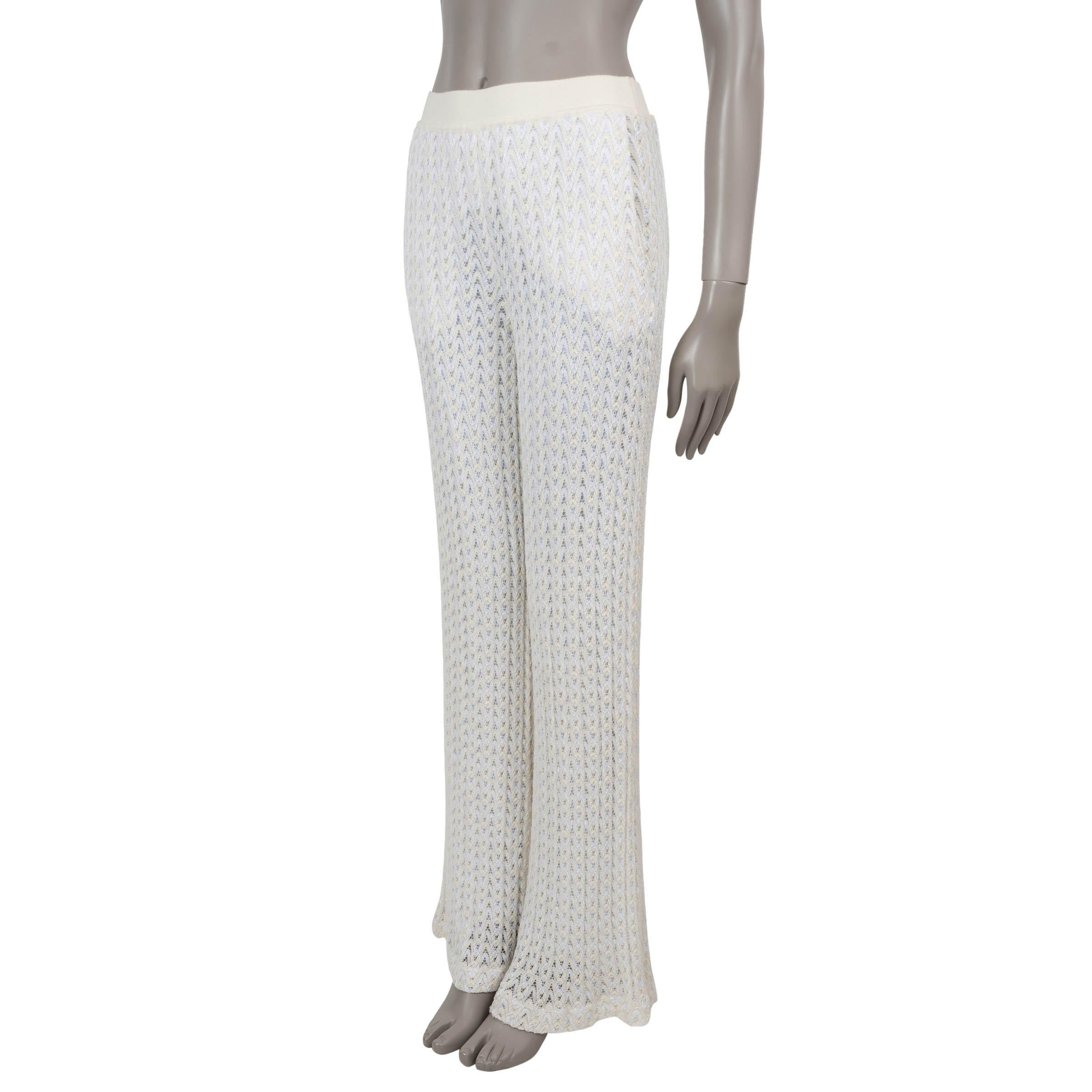 Ce pantalon Missoni Mare 100% authentique en laine (55%) et viscose (45%) blanche et crème tricotée au crochet allie l'élégance décontractée à la signature artisanale de la marque. Dotée de jambes larges et de poches latérales fendues, elle offre