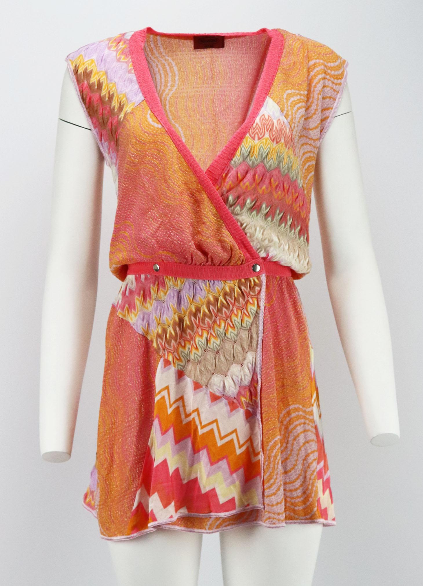 Missoni works to the timescales of the mill before anything else, this wrap mini dress has been crochet-knitted in Italy using yarns in house's trademark a spectrum of colours, including orange, coral and pinks.
Multicoloured crochet-knit.
Snap