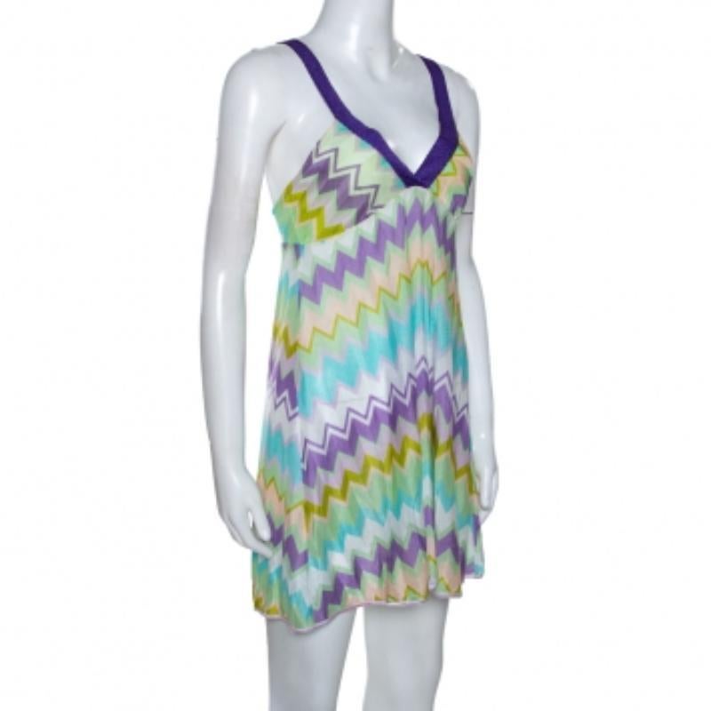 D'une confection impeccable et d'un design chic, cette robe Missoni Mare est facile à porter et à accessoiriser. Conçue en rayonne, cette robe présente un décolleté plongeant et des motifs à chevrons de couleurs variées répartis sur l'ensemble de la