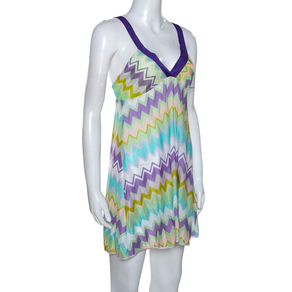 Effortlessly made and chic in design, this Missoni Mare dress is easy to wear and easy to accessorise. Constructed in rayon, the dress has a plunging neckline and chevron patterns in varied colours spread all over. It is sure to impress you with its