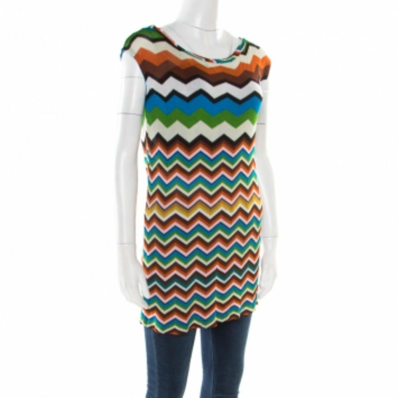 Missoni Mare bietet eine weitere Tunika für modische Frauen an, die mit bunten Chevron-Mustern und einem Ausschnitt am Rücken versehen ist. Sie ist aus hochwertigen MATERIALEN gestrickt und bietet Ihnen den ganzen Tag lang Komfort.