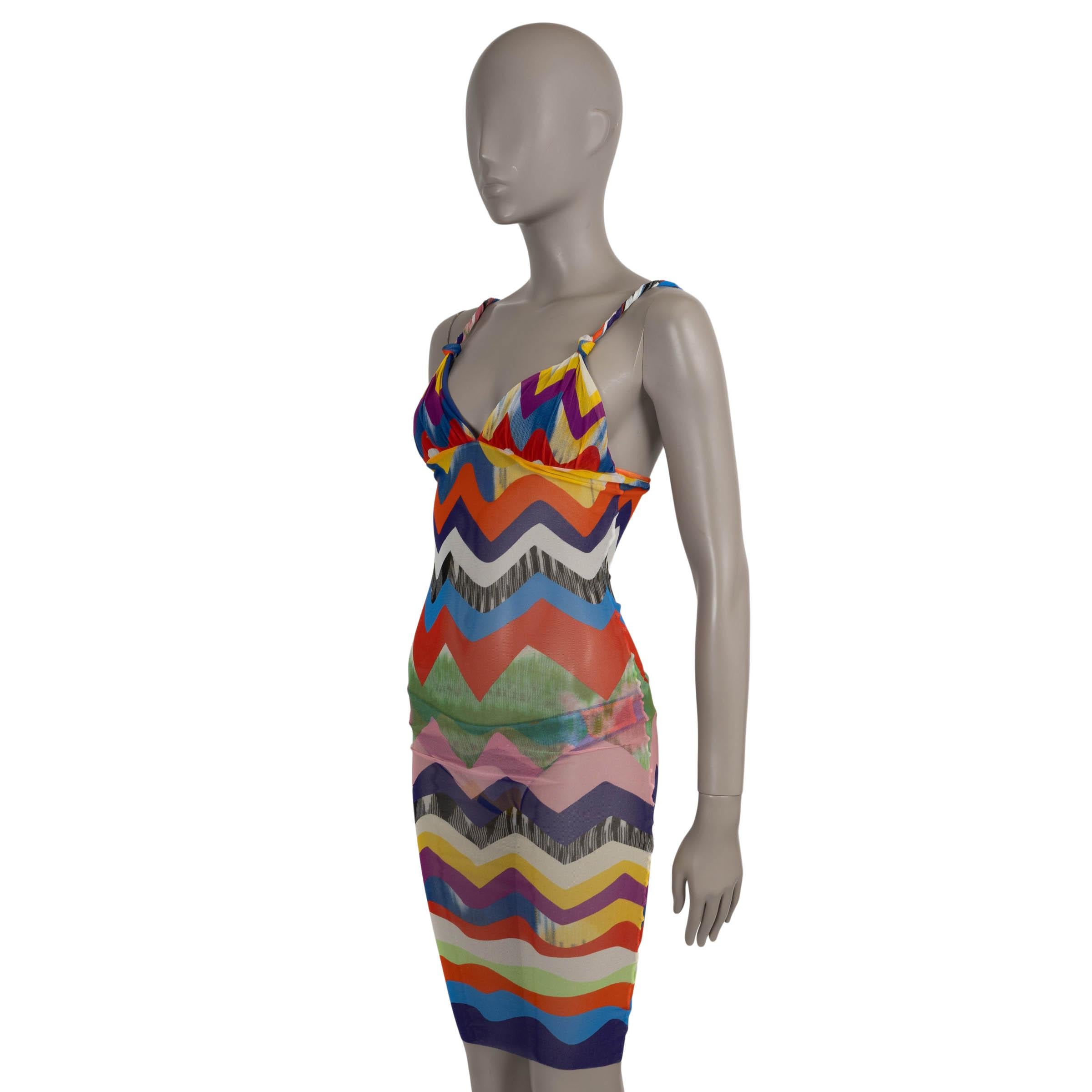 Cette robe Missoni Mare 100 % authentique présente une maille multicolore vibrante à zigzags et à rayures ondulées, mettant en valeur l'art de la maille emblématique de la marque. Conçue avec une silhouette bodycon sans manches, une encolure en V et
