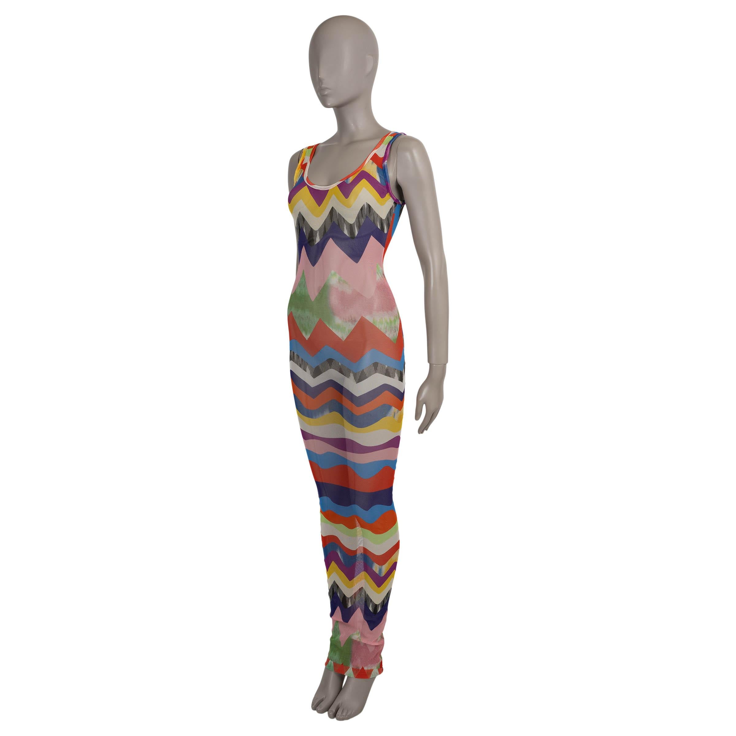 Cette robe Missoni Mare 100 % authentique présente une maille multicolore vibrante à zigzags et à rayures ondulées, mettant en valeur l'art de la maille emblématique de la marque. Conçue avec une silhouette bodycon sans manches et une longueur maxi,
